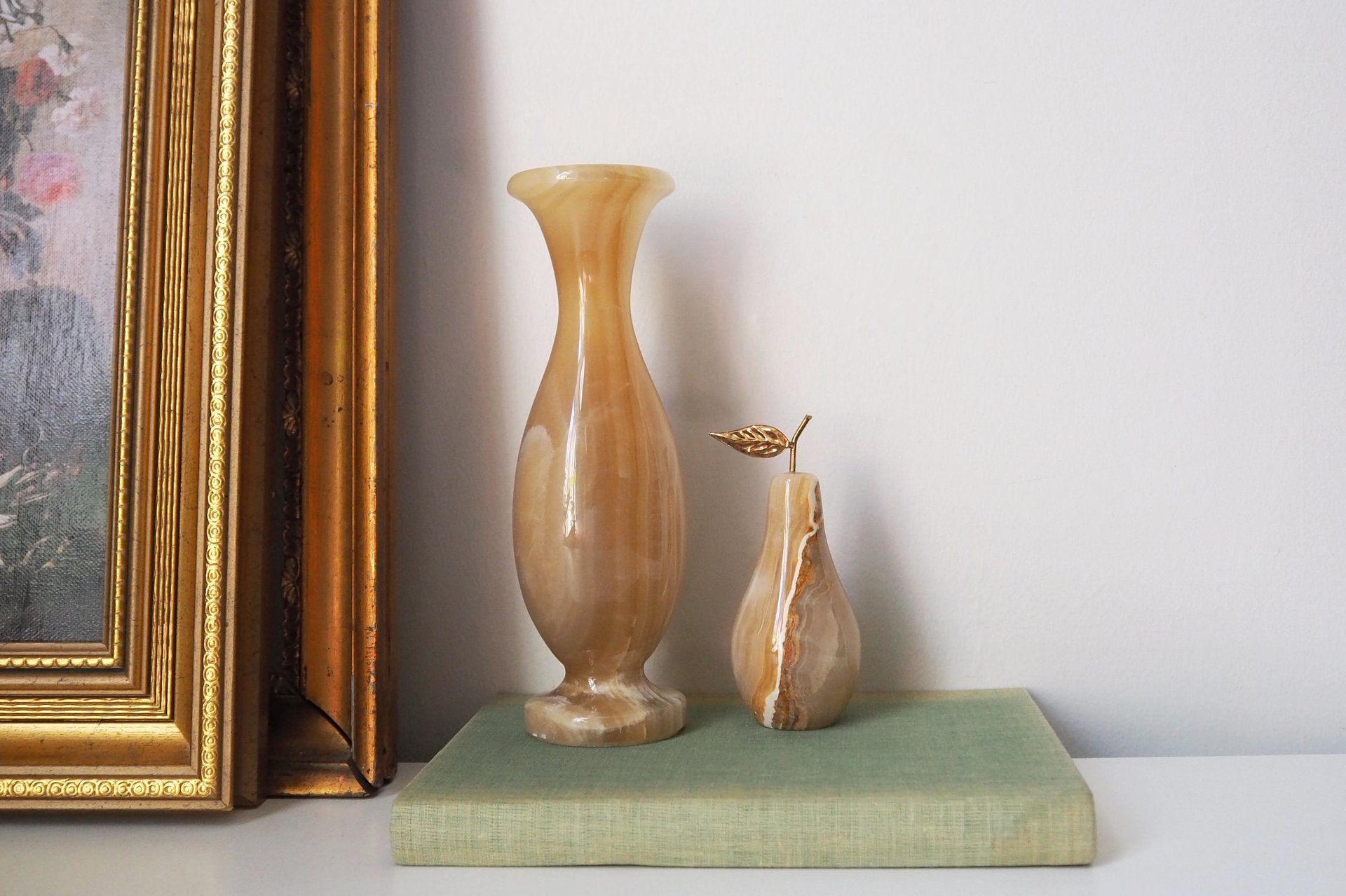 Vintage onyx marble home decor set | Onyx marble vase and pear | Vintage bud vase | Vintage single flower vase | Onyx marble home decor