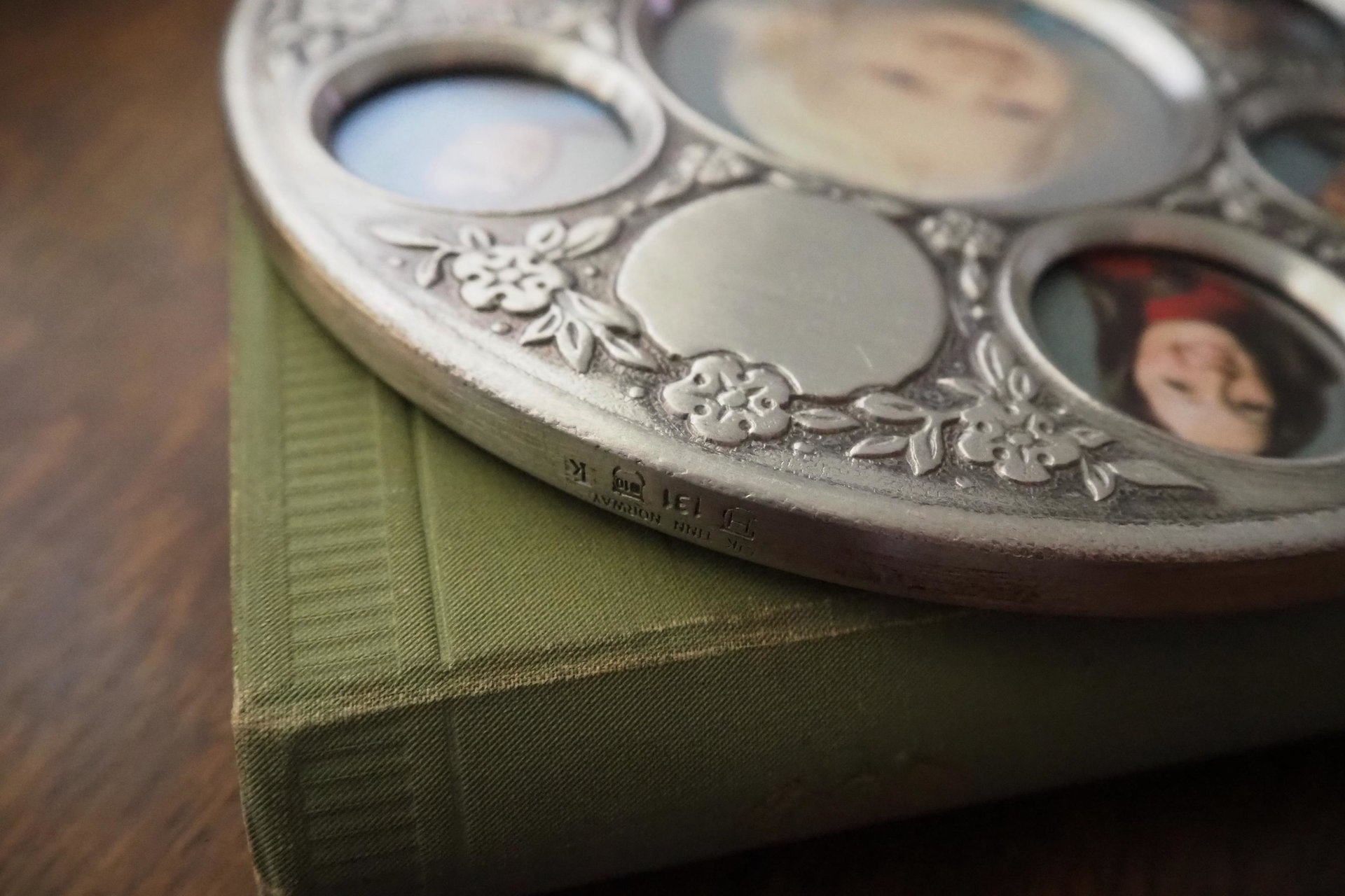 Vintage pewter photo frame | Family tree photo frame | Eik Tinn Norway photo frame | Vintage pewter photo frame | Vintage family photo frame