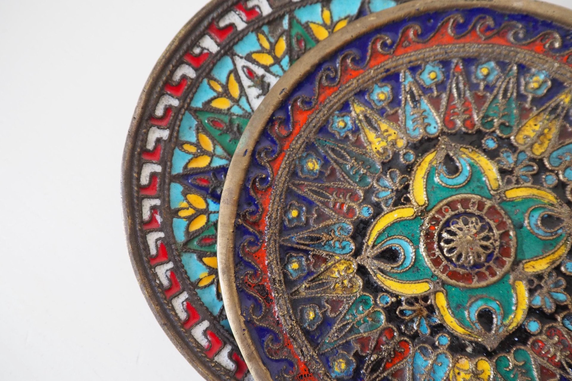 Set of two vintage wall plates | Decorative wall plates | Enamelled wall plates | Colourful vintage wall plates