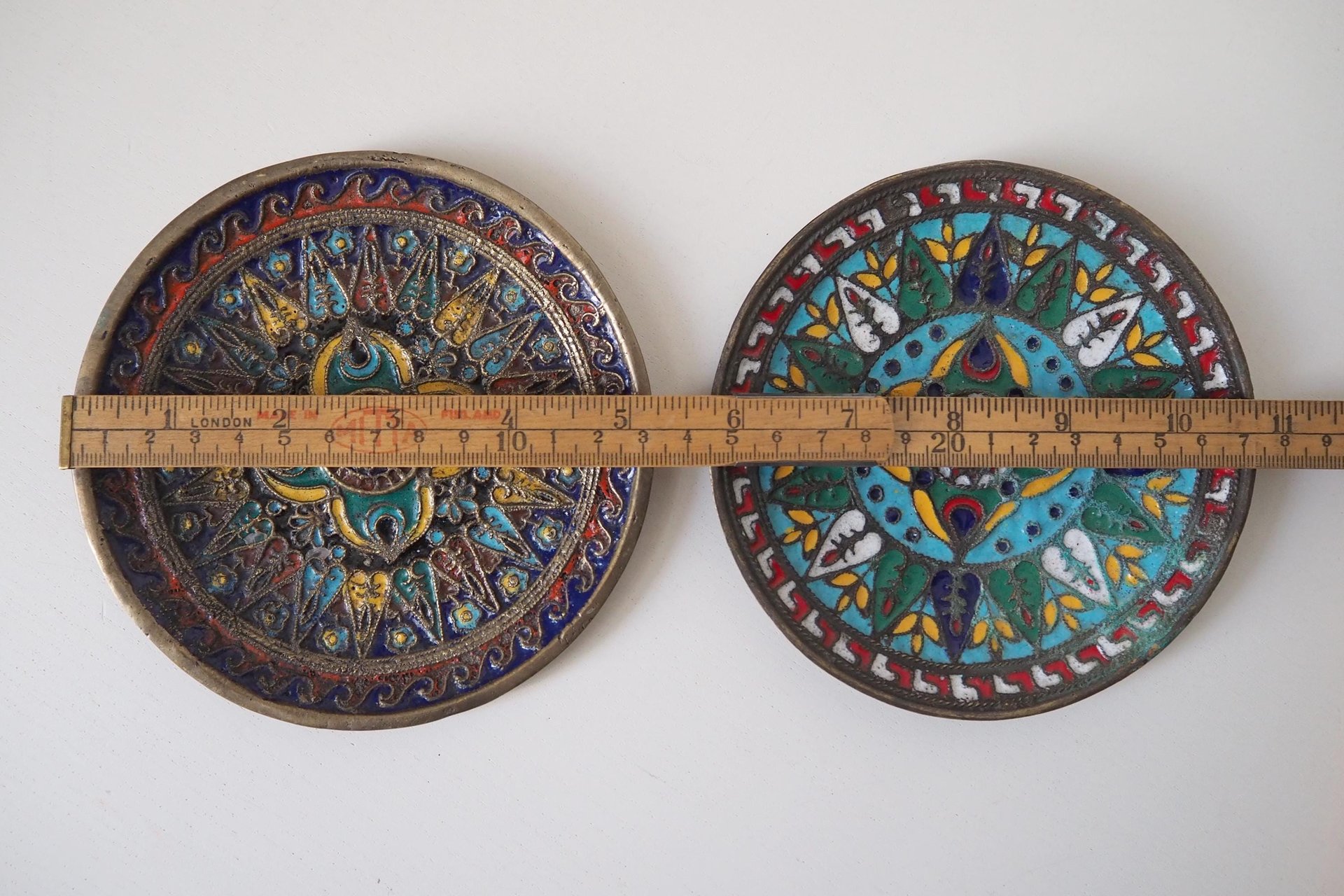 Set of two vintage wall plates | Decorative wall plates | Enamelled wall plates | Colourful vintage wall plates