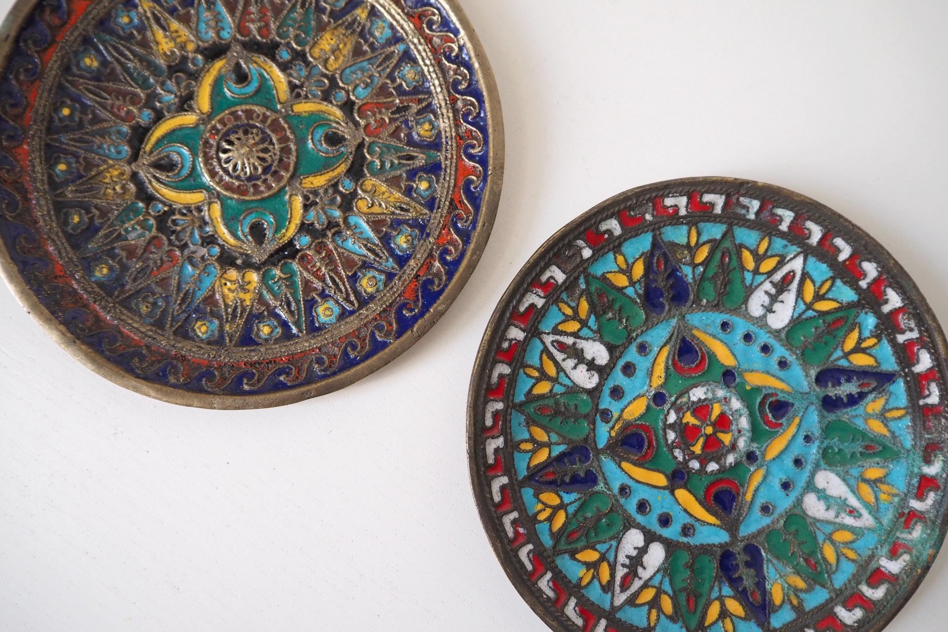 Set of two vintage wall plates | Decorative wall plates | Enamelled wall plates | Colourful vintage wall plates