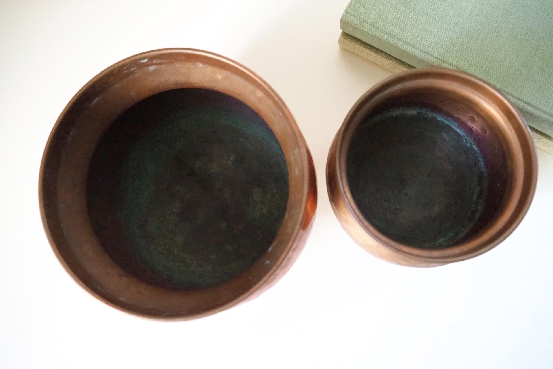 Set of two vintage copper planters | Mismatched copper planters | Small copper planters | Vintage planters with feet | Vintage planters