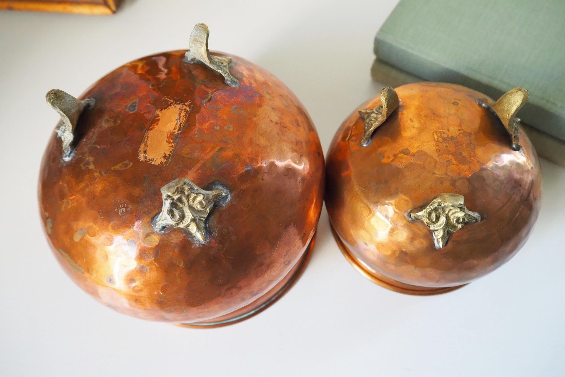 Set of two vintage copper planters | Mismatched copper planters | Small copper planters | Vintage planters with feet | Vintage planters