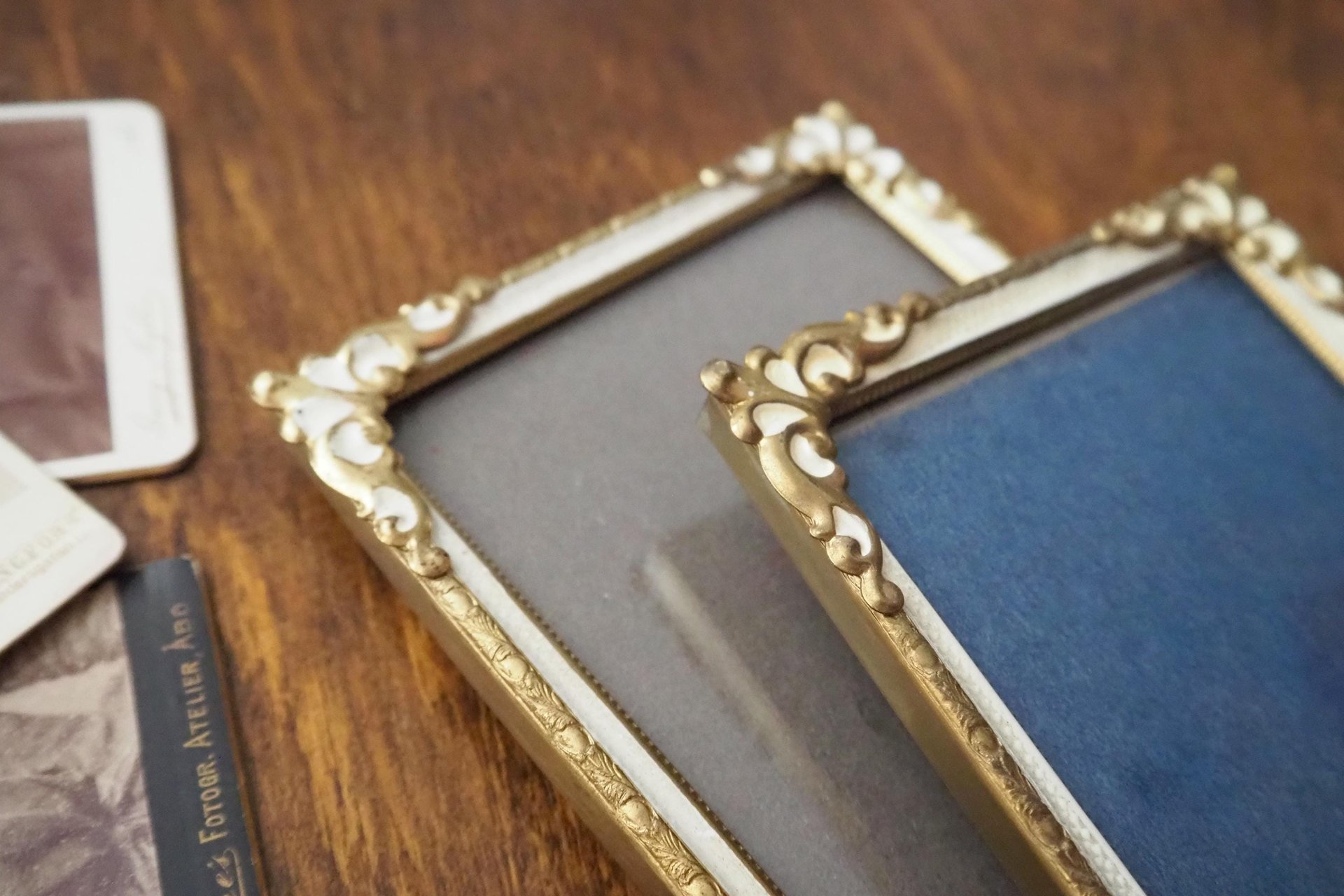 Set of two vintage photo frames | Set of two small matching vintage frames | Vintage brass picture frames | Brass and white frames