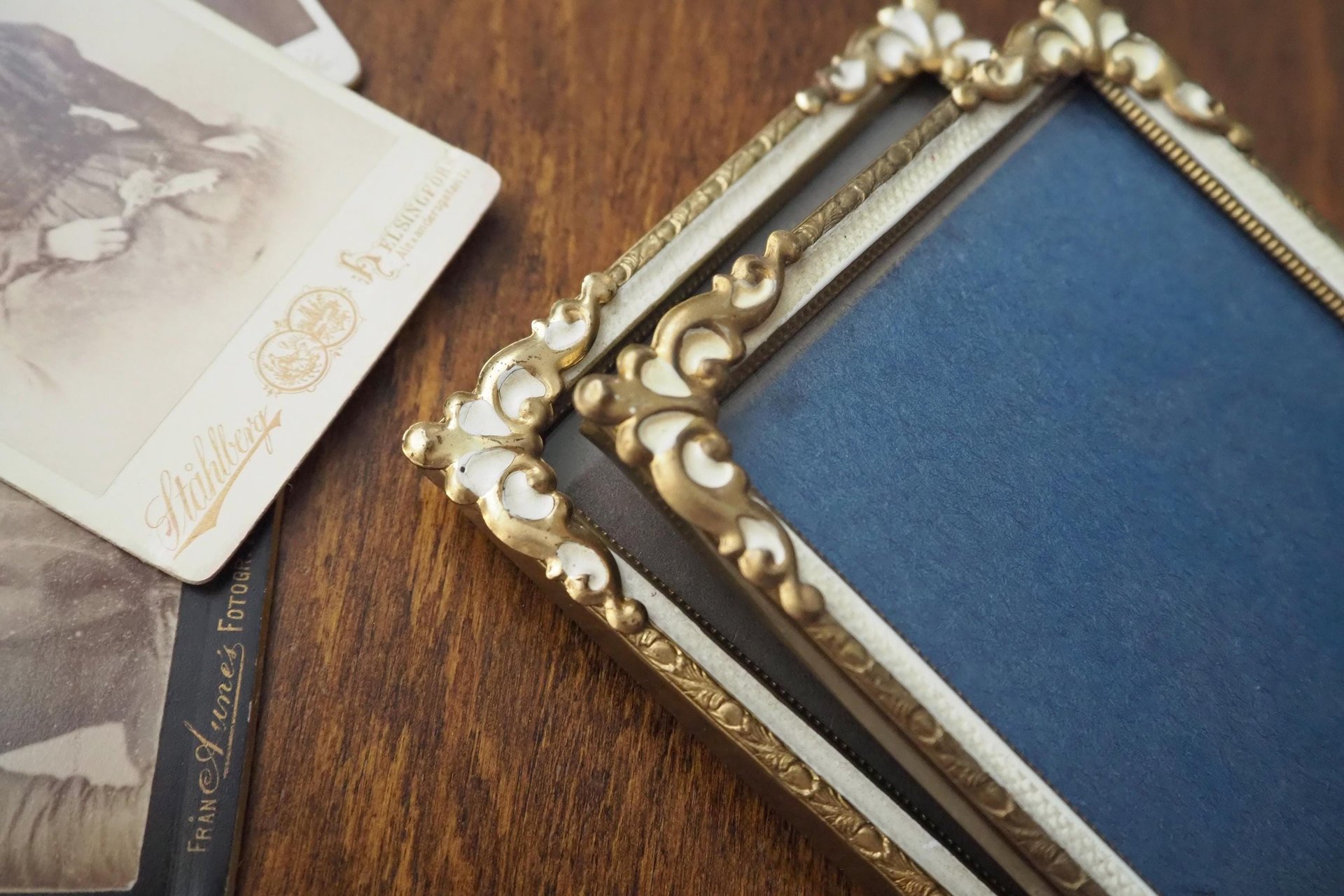 Set of two vintage photo frames | Set of two small matching vintage frames | Vintage brass picture frames | Brass and white frames