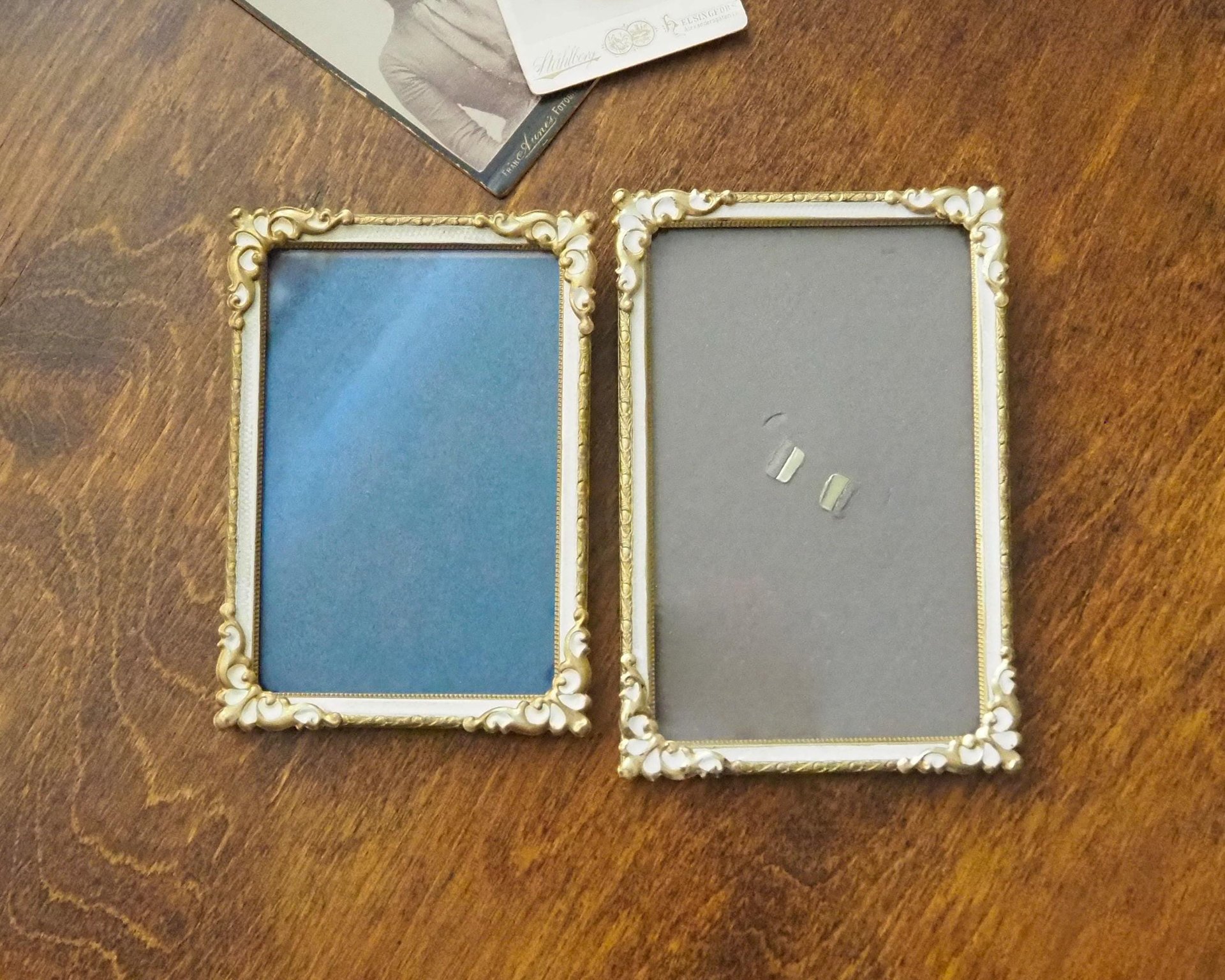 Set of two vintage photo frames | Set of two small matching vintage frames | Vintage brass picture frames | Brass and white frames