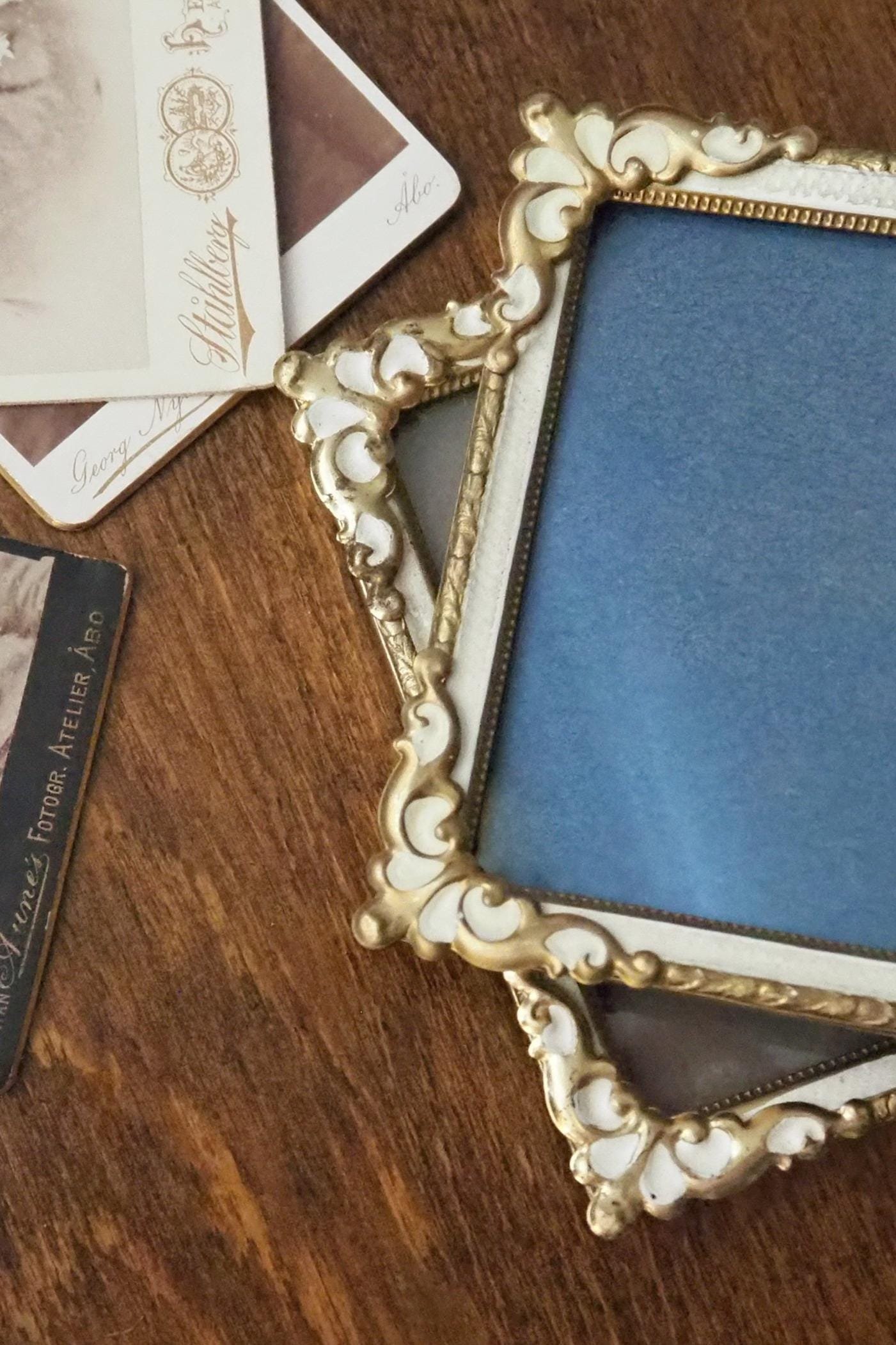 Set of two vintage photo frames | Set of two small matching vintage frames | Vintage brass picture frames | Brass and white frames