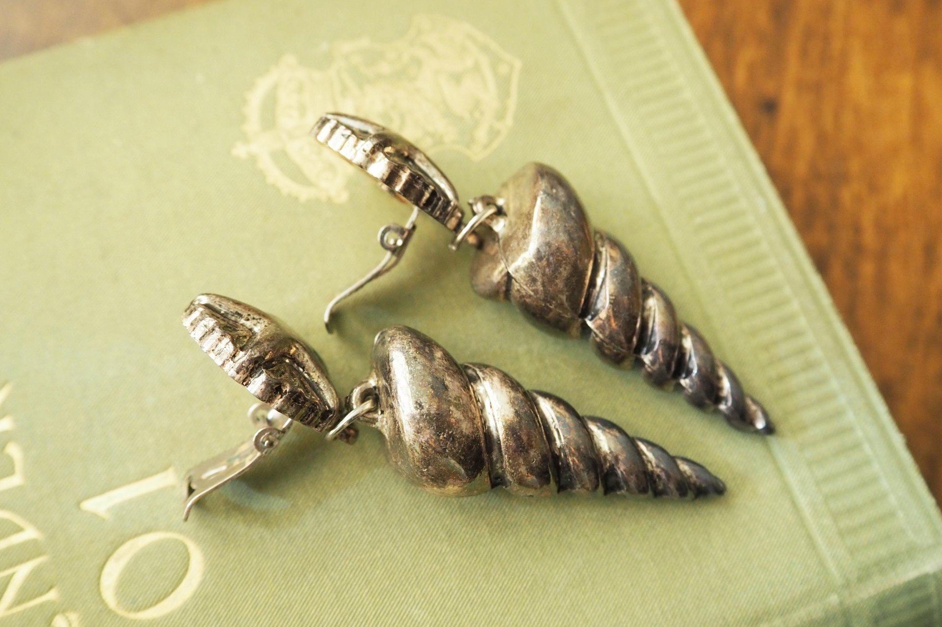 Vintage seashell clip-on earrings | Silver tone clip-on earrings | Vintage silver tone earrings | Spiral shell earrings | Chunky earrings