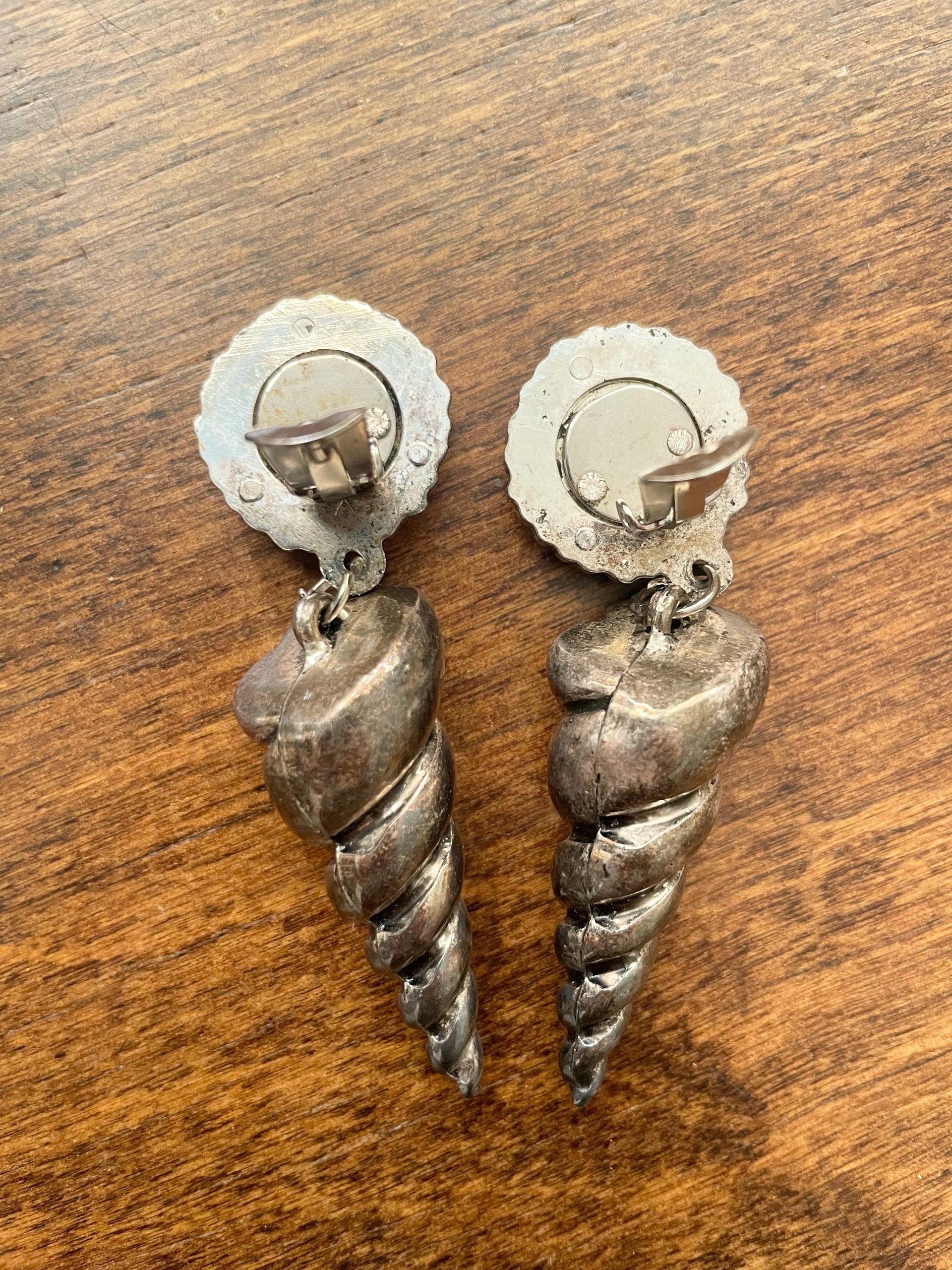 Vintage seashell clip-on earrings | Silver tone clip-on earrings | Vintage silver tone earrings | Spiral shell earrings | Chunky earrings