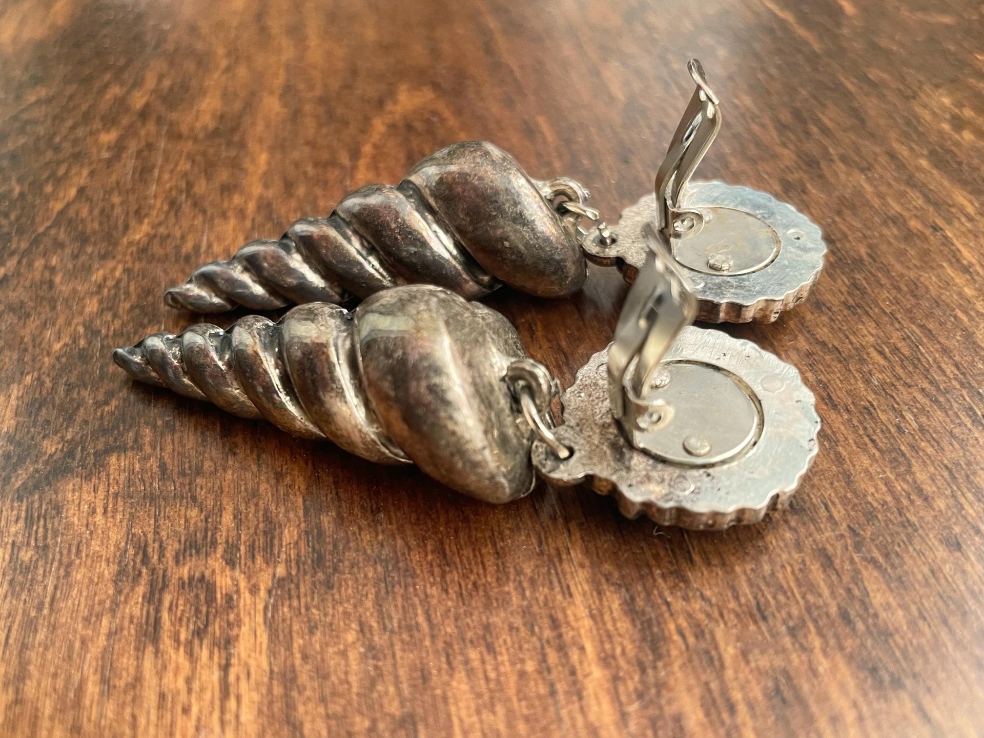 Vintage seashell clip-on earrings | Silver tone clip-on earrings | Vintage silver tone earrings | Spiral shell earrings | Chunky earrings