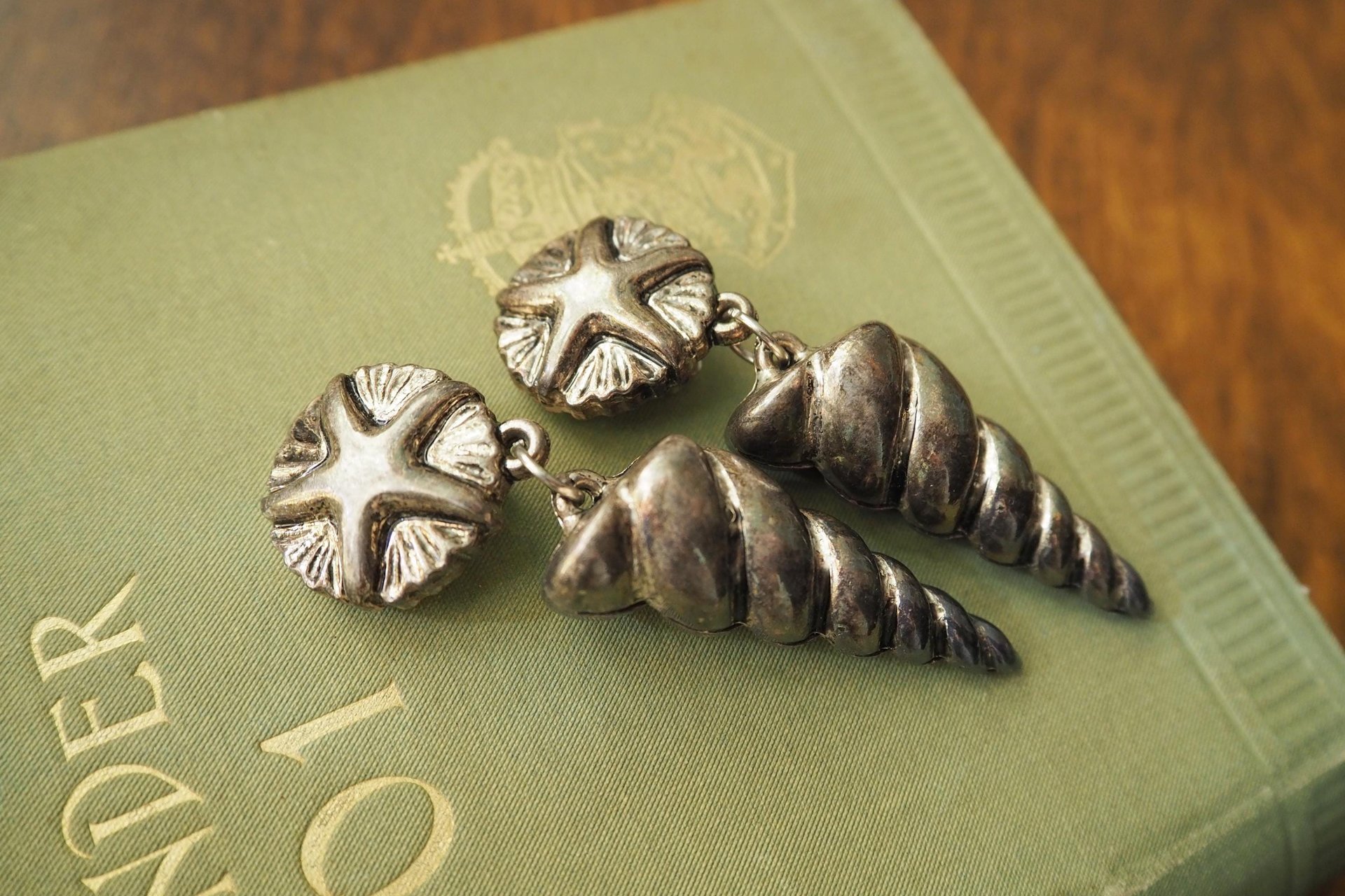 Vintage seashell clip-on earrings | Silver tone clip-on earrings | Vintage silver tone earrings | Spiral shell earrings | Chunky earrings