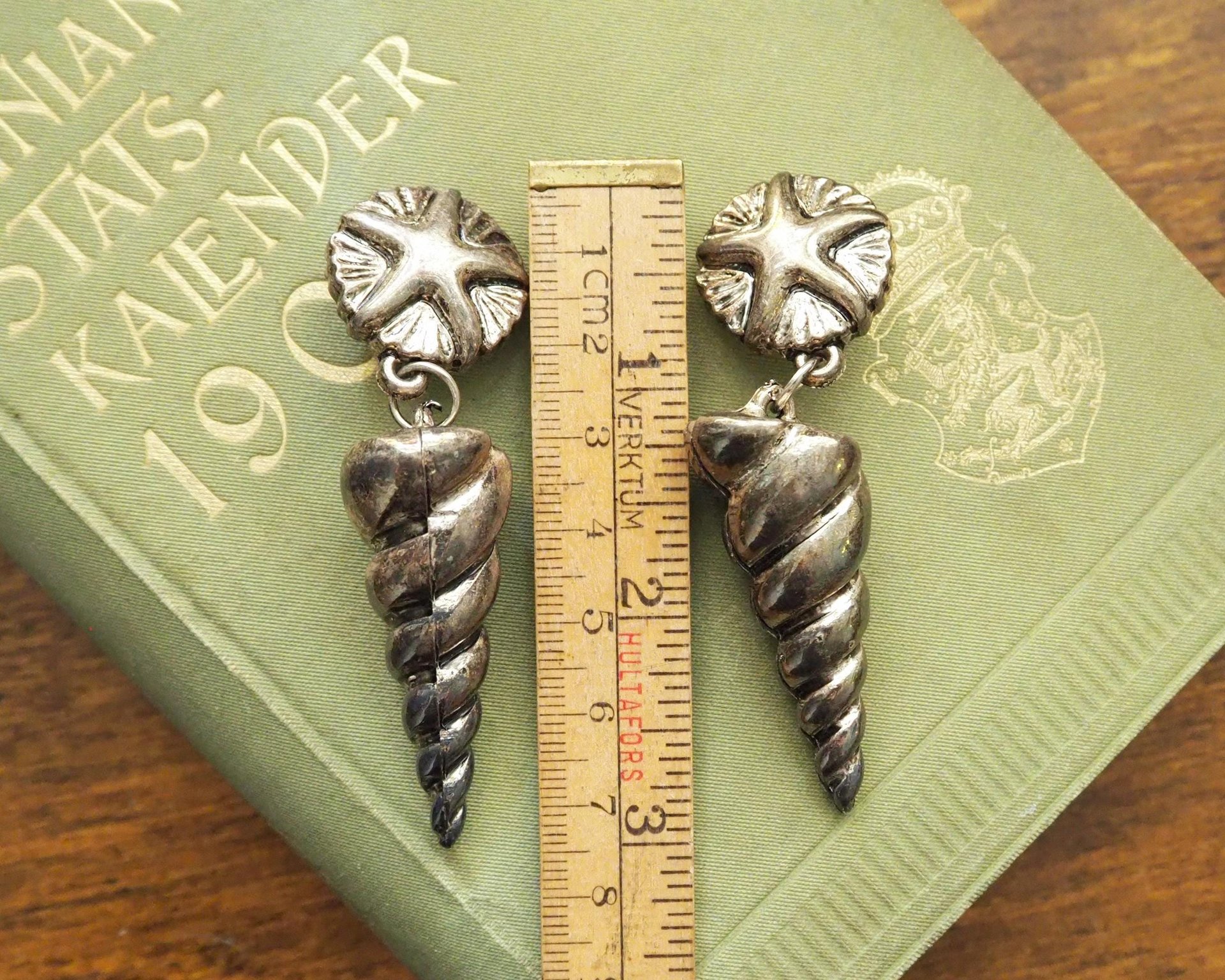 Vintage seashell clip-on earrings | Silver tone clip-on earrings | Vintage silver tone earrings | Spiral shell earrings | Chunky earrings