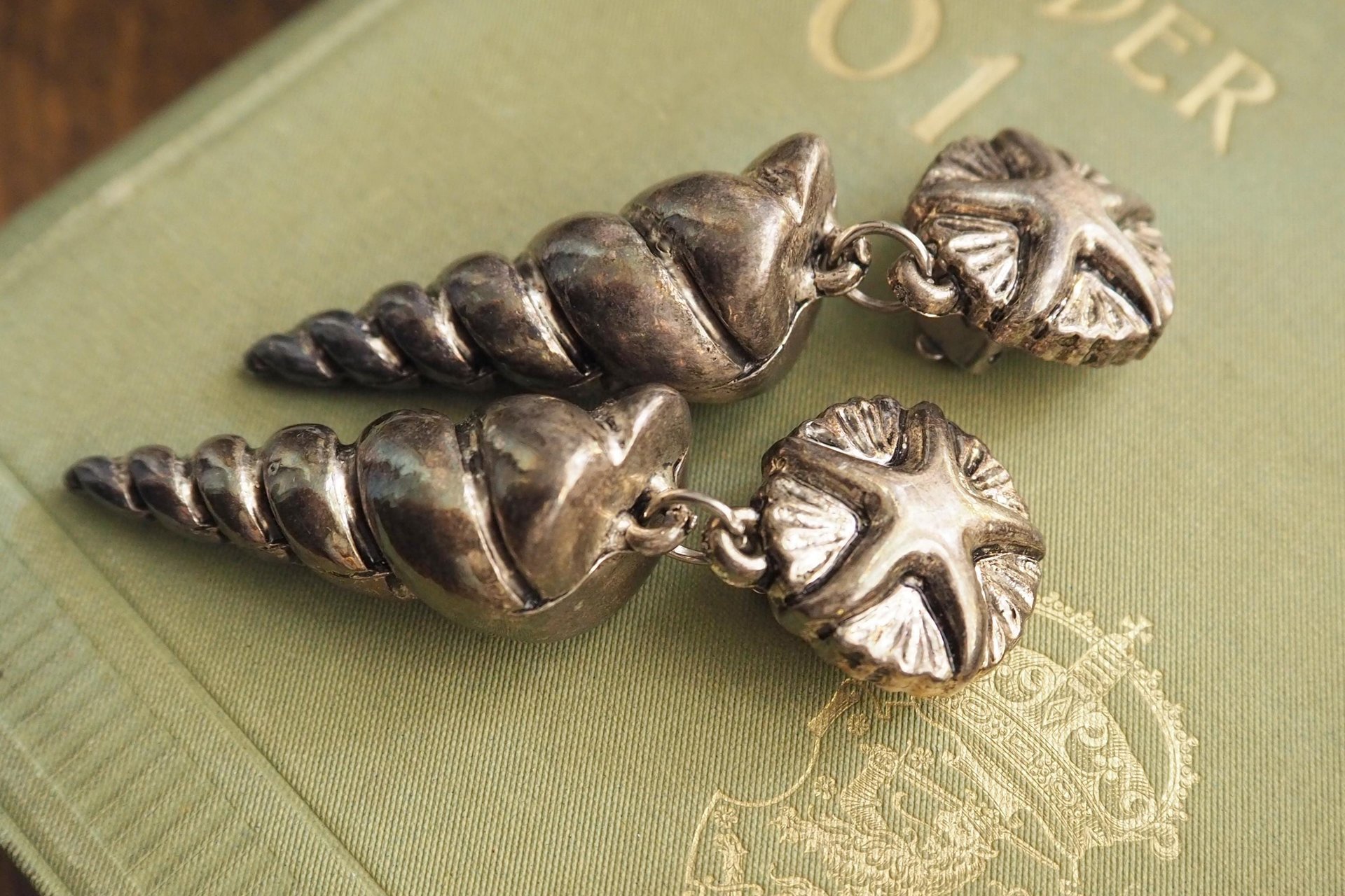 Vintage seashell clip-on earrings | Silver tone clip-on earrings | Vintage silver tone earrings | Spiral shell earrings | Chunky earrings