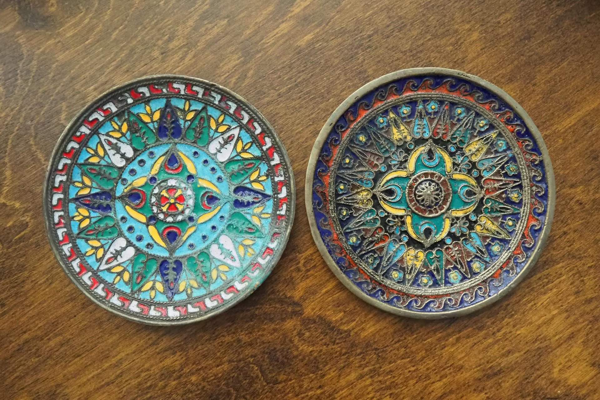 Set of two vintage wall plates | Decorative wall plates | Enamelled wall plates | Colourful vintage wall plates