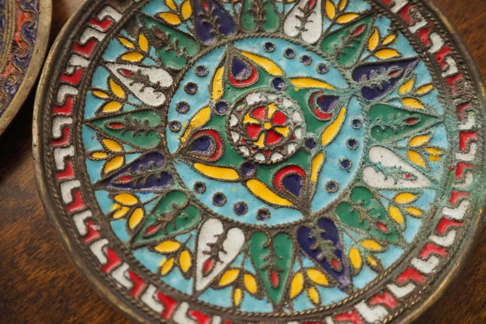 Set of two vintage wall plates | Decorative wall plates | Enamelled wall plates | Colourful vintage wall plates