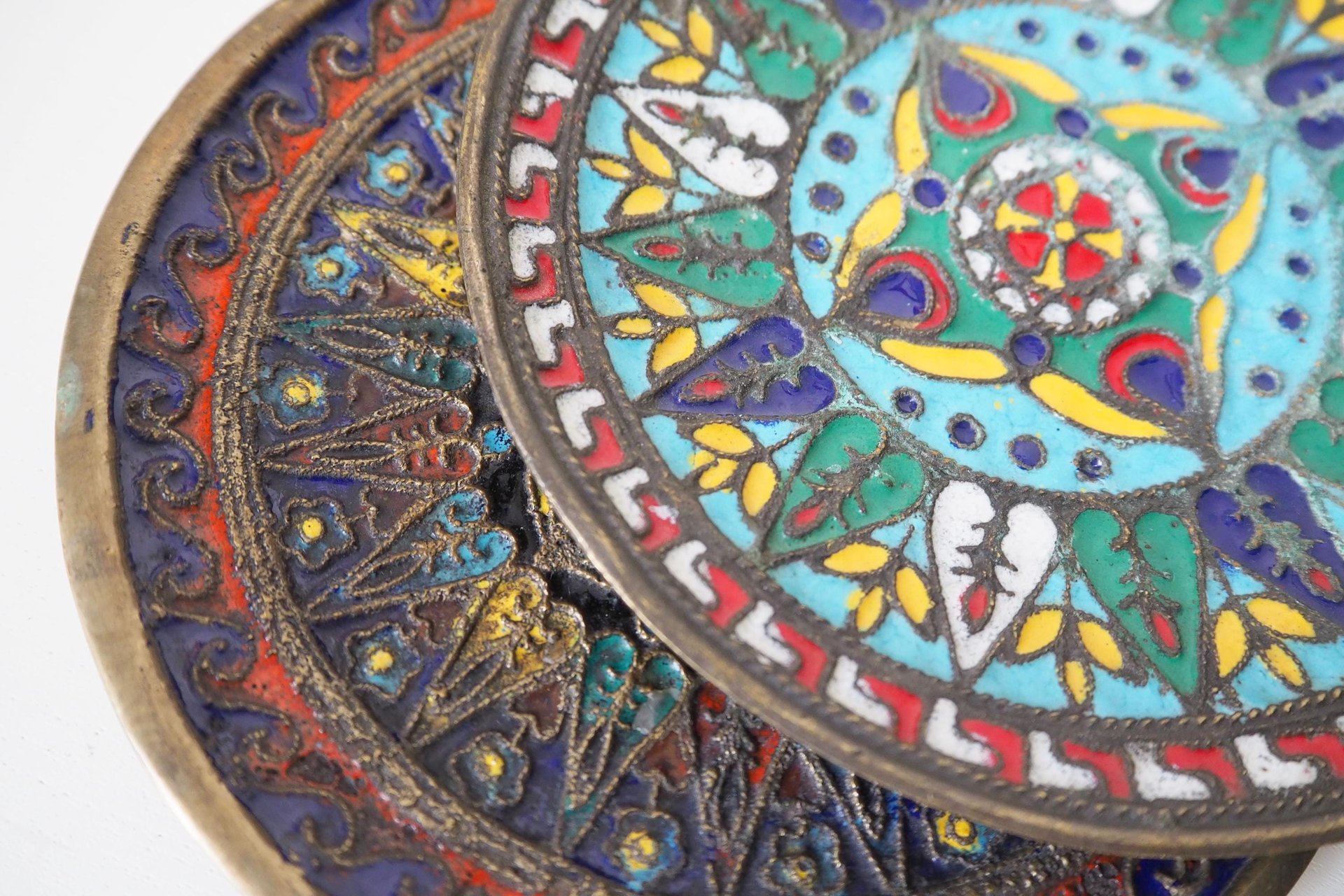 Set of two vintage wall plates | Decorative wall plates | Enamelled wall plates | Colourful vintage wall plates