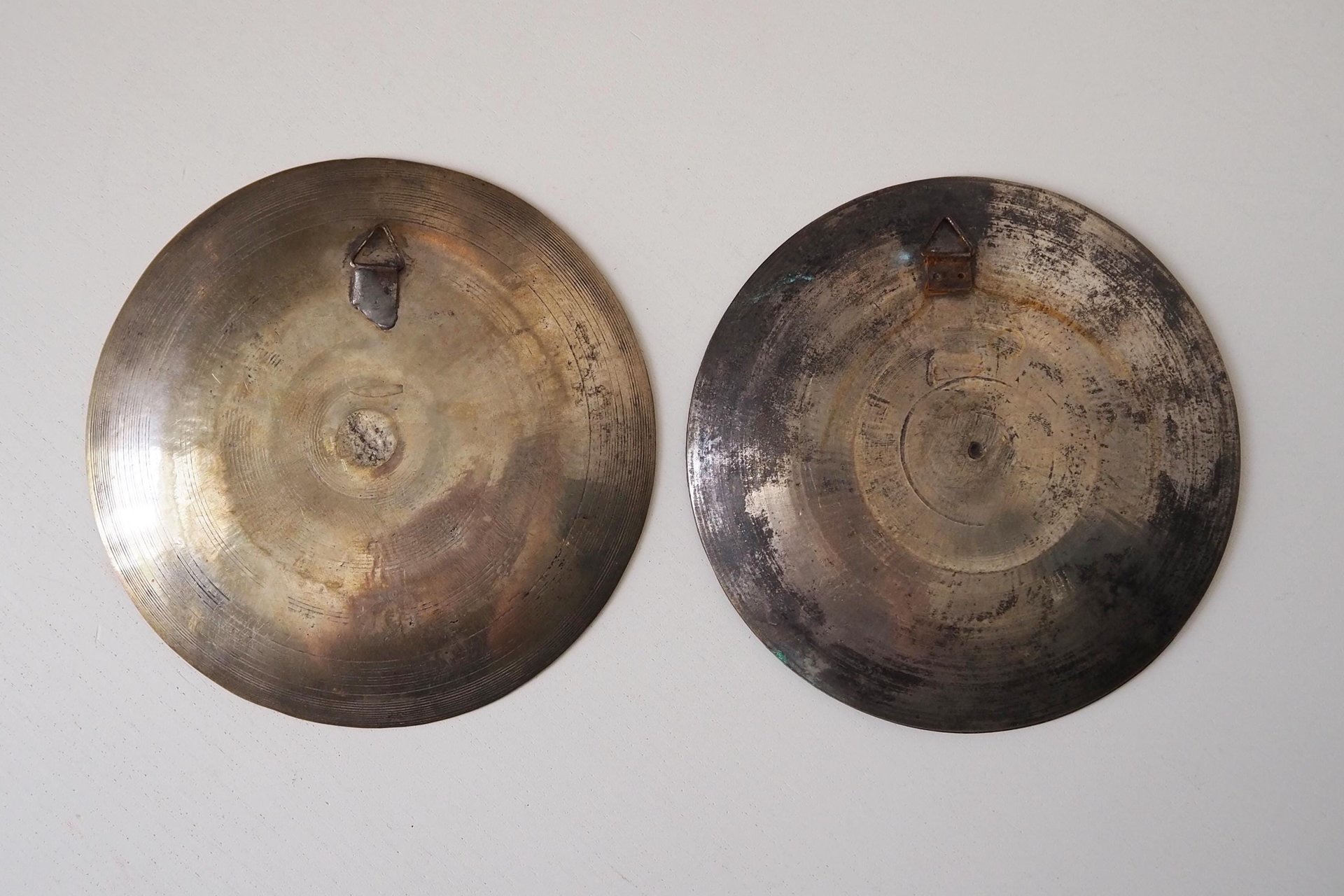 Set of two vintage wall plates | Decorative wall plates | Enamelled wall plates | Colourful vintage wall plates