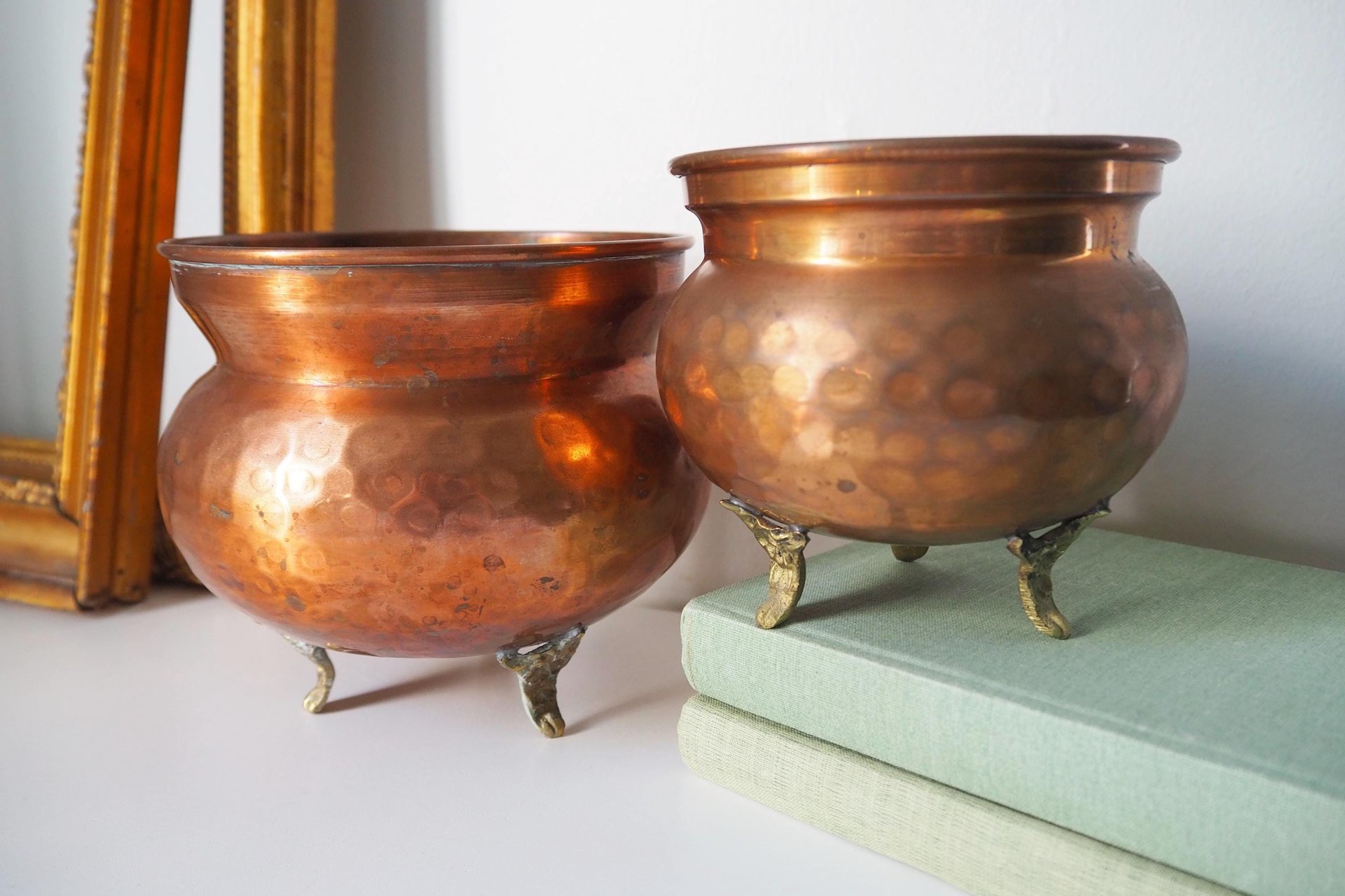 Set of two vintage copper planters | Mismatched copper planters | Small copper planters | Vintage planters with feet | Vintage planters
