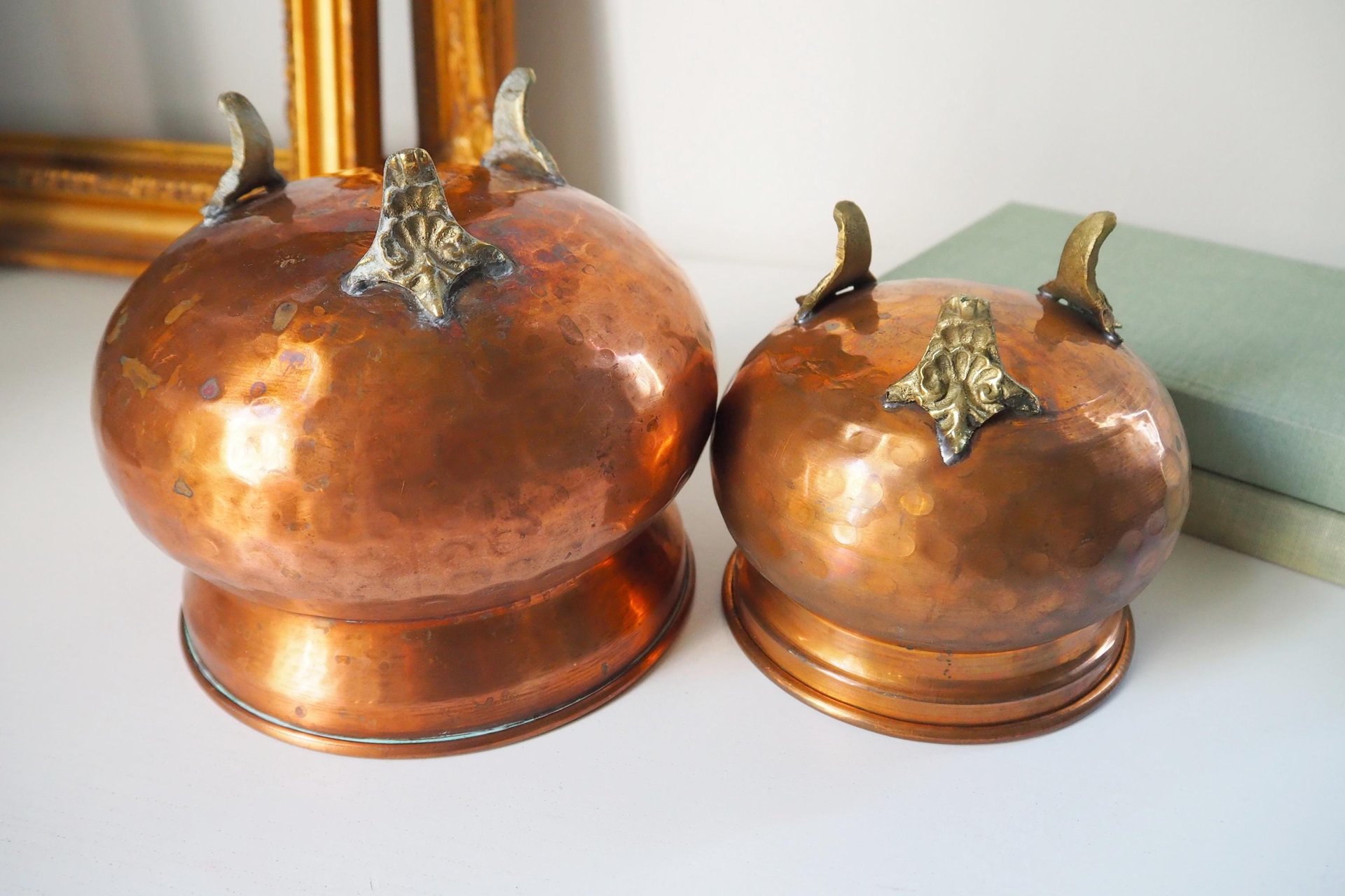 Set of two vintage copper planters | Mismatched copper planters | Small copper planters | Vintage planters with feet | Vintage planters