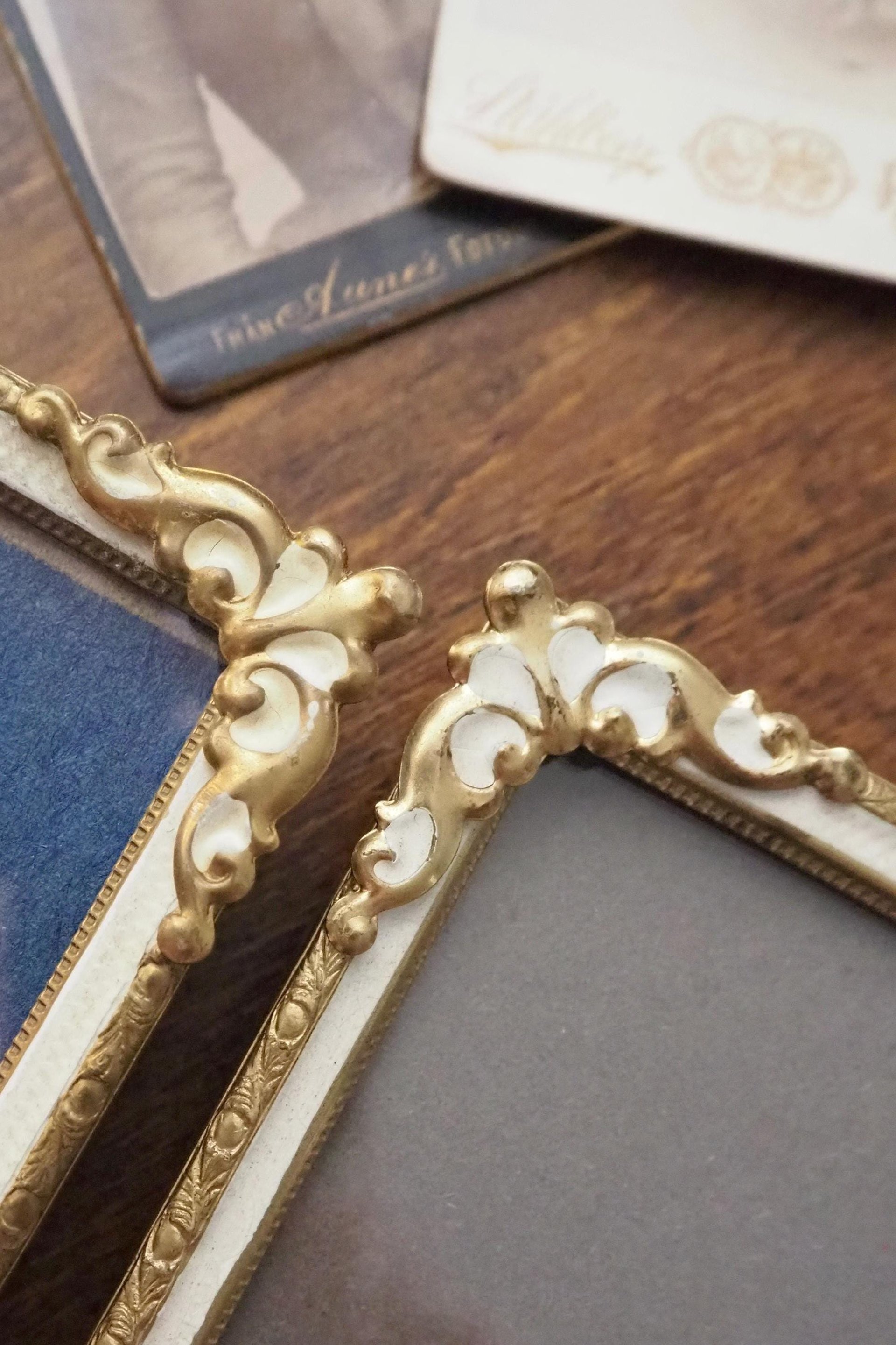 Set of two vintage photo frames | Set of two small matching vintage frames | Vintage brass picture frames | Brass and white frames