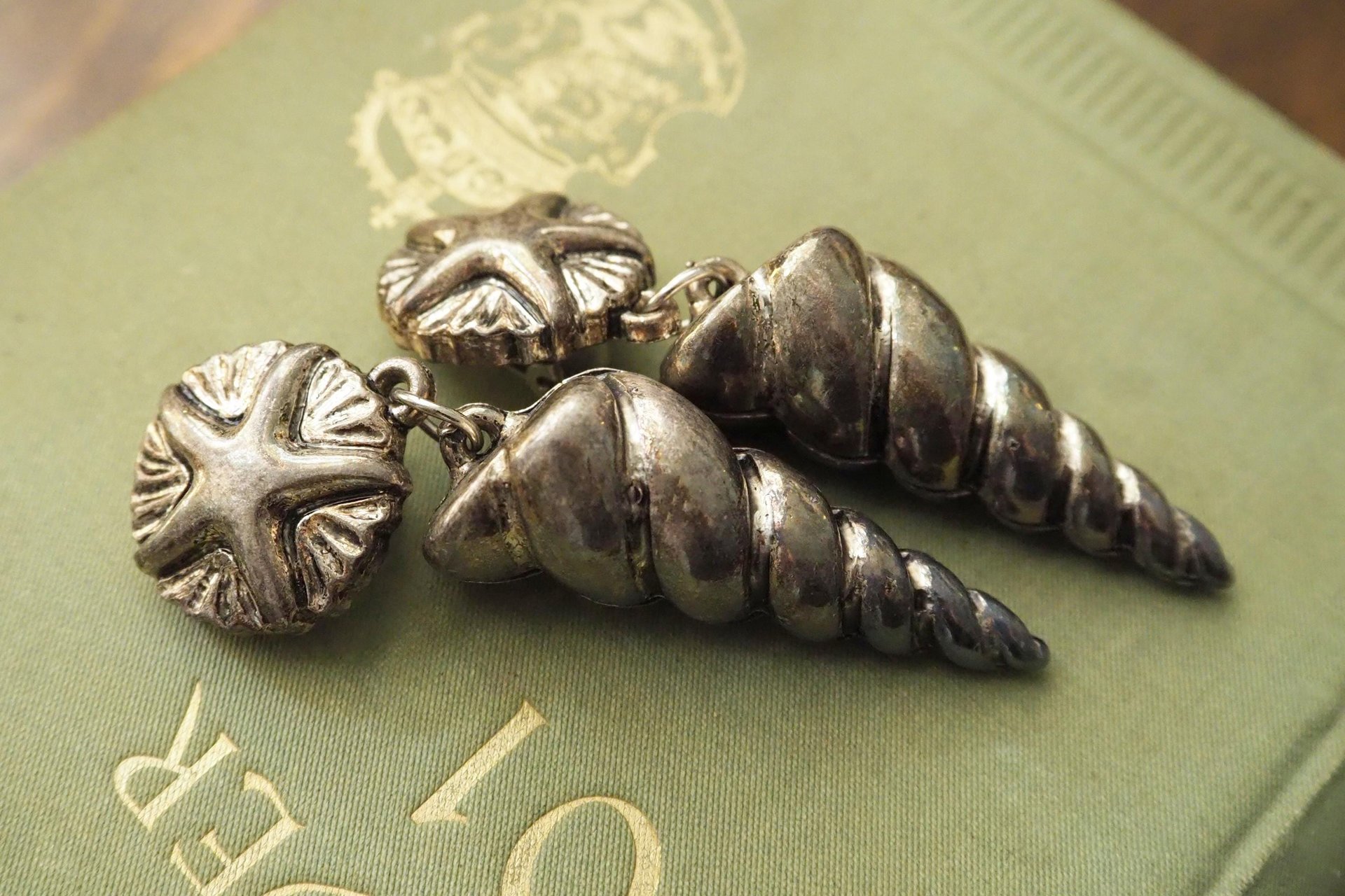 Vintage seashell clip-on earrings | Silver tone clip-on earrings | Vintage silver tone earrings | Spiral shell earrings | Chunky earrings