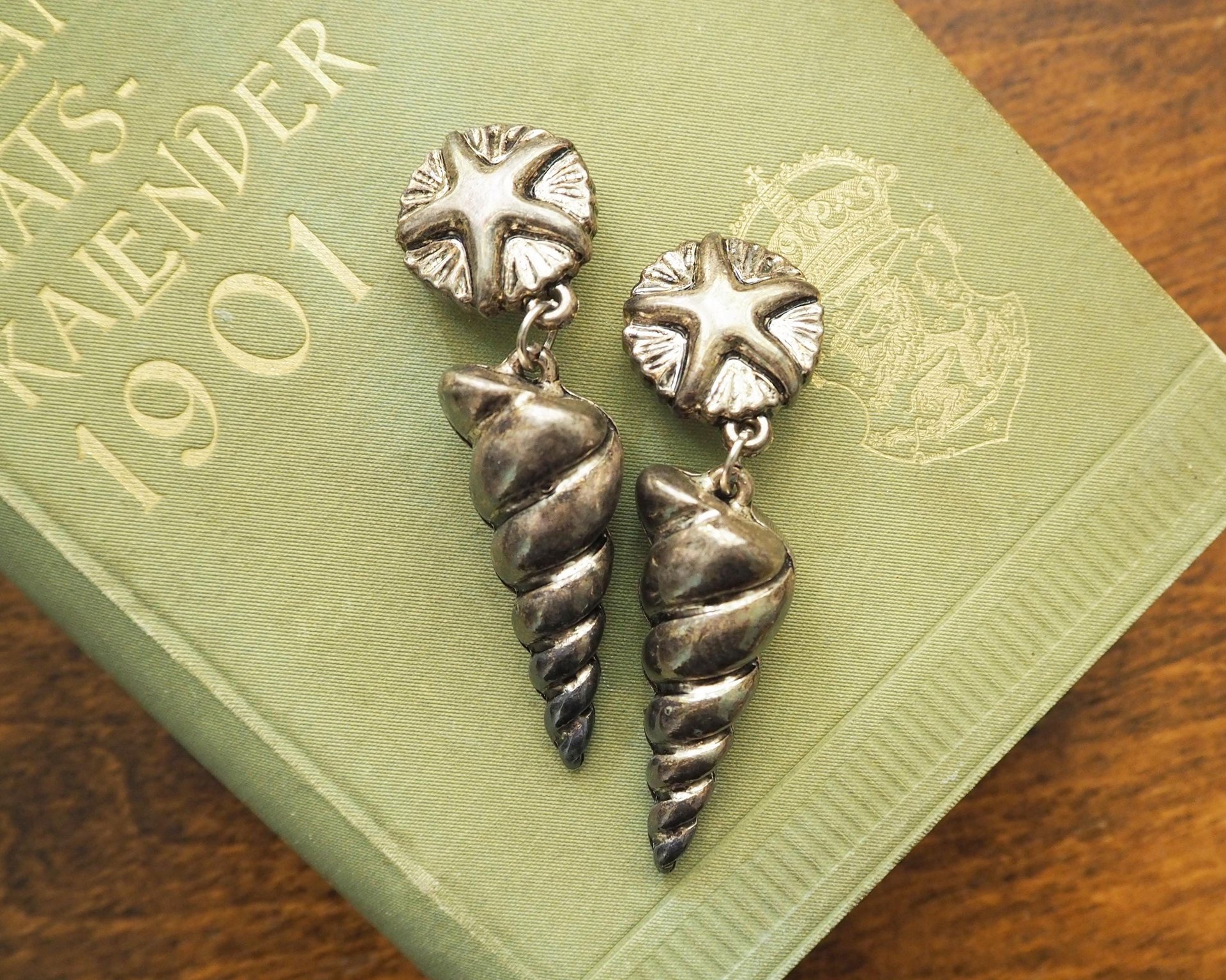 Vintage seashell clip-on earrings | Silver tone clip-on earrings | Vintage silver tone earrings | Spiral shell earrings | Chunky earrings