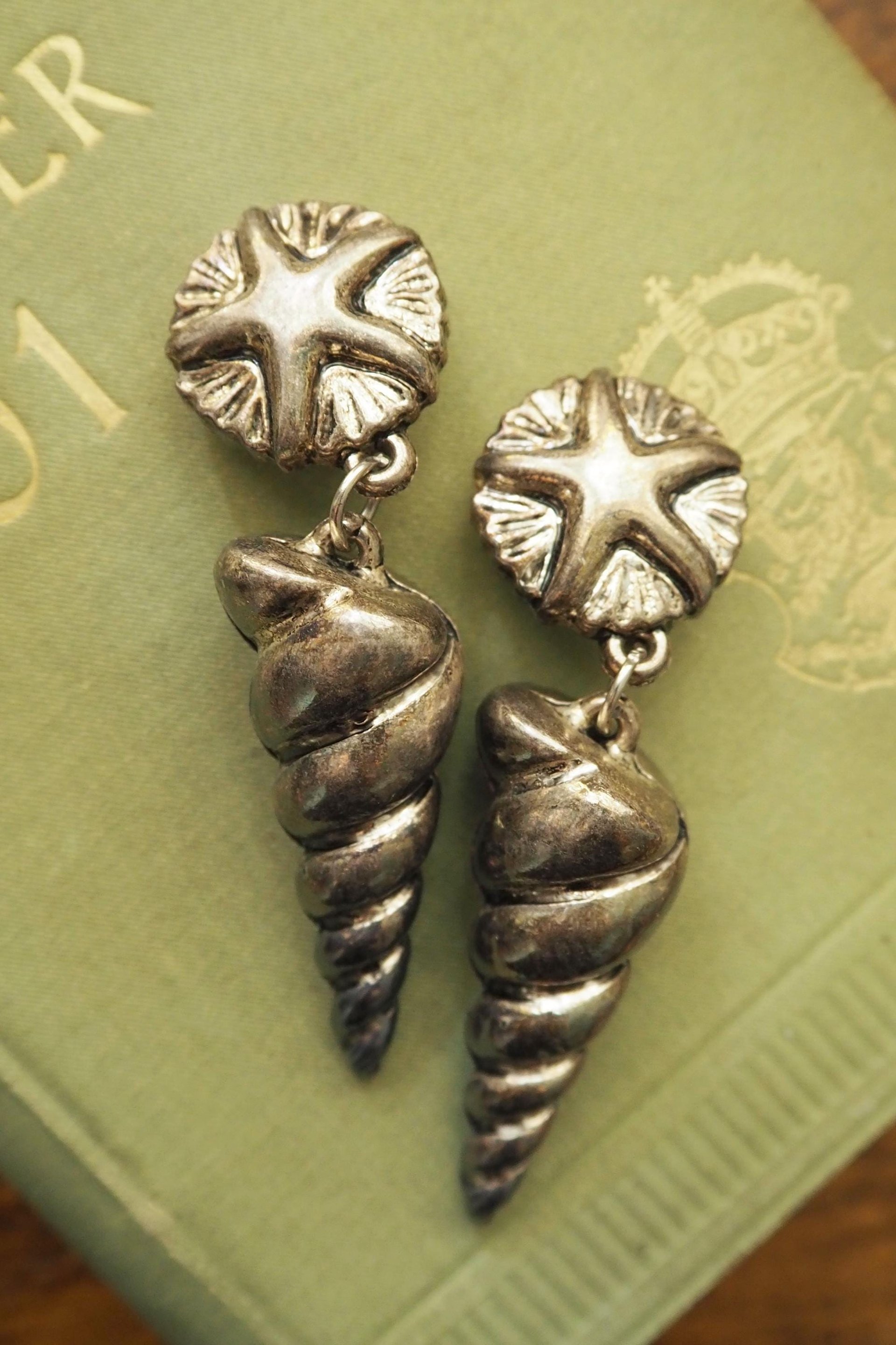 Vintage seashell clip-on earrings | Silver tone clip-on earrings | Vintage silver tone earrings | Spiral shell earrings | Chunky earrings