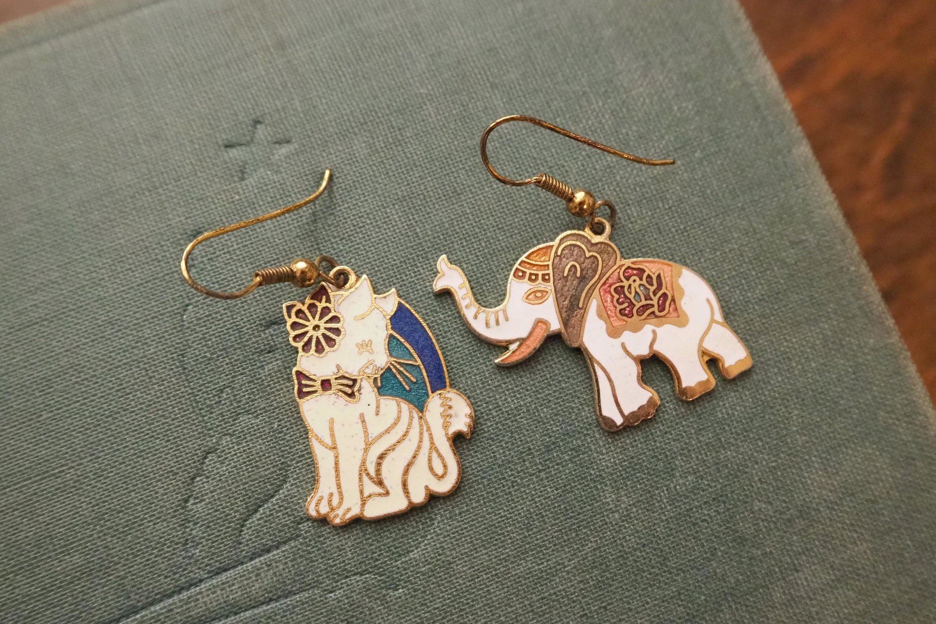 Vintage cloisonné earrings | Vintage dangle earrings | Vintage cloisonné dangle earrings | Mismatched earrings | Enamelled earrings