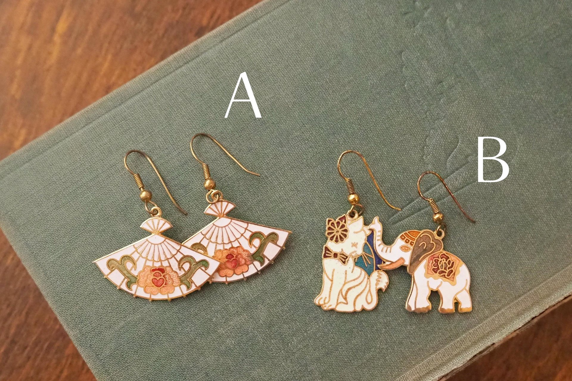 Vintage cloisonné earrings | Vintage dangle earrings | Vintage cloisonné dangle earrings | Mismatched earrings | Enamelled earrings