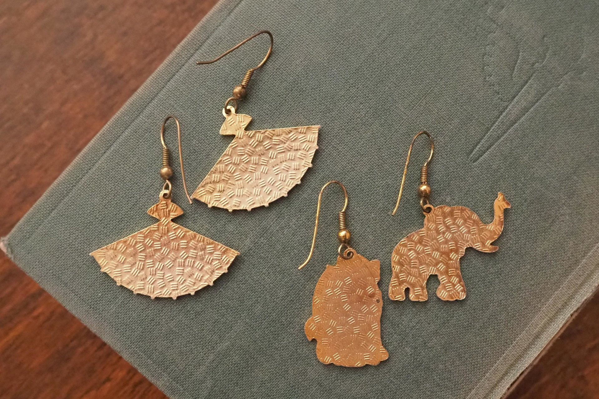 Vintage cloisonné earrings | Vintage dangle earrings | Vintage cloisonné dangle earrings | Mismatched earrings | Enamelled earrings