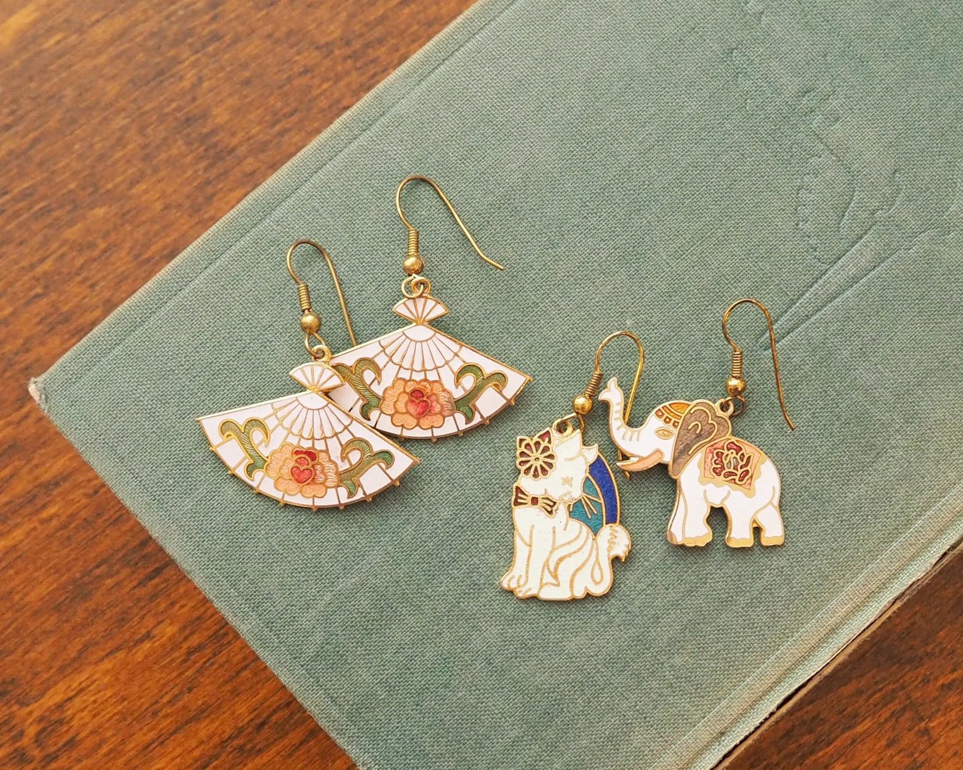 Vintage cloisonné earrings | Vintage dangle earrings | Vintage cloisonné dangle earrings | Mismatched earrings | Enamelled earrings