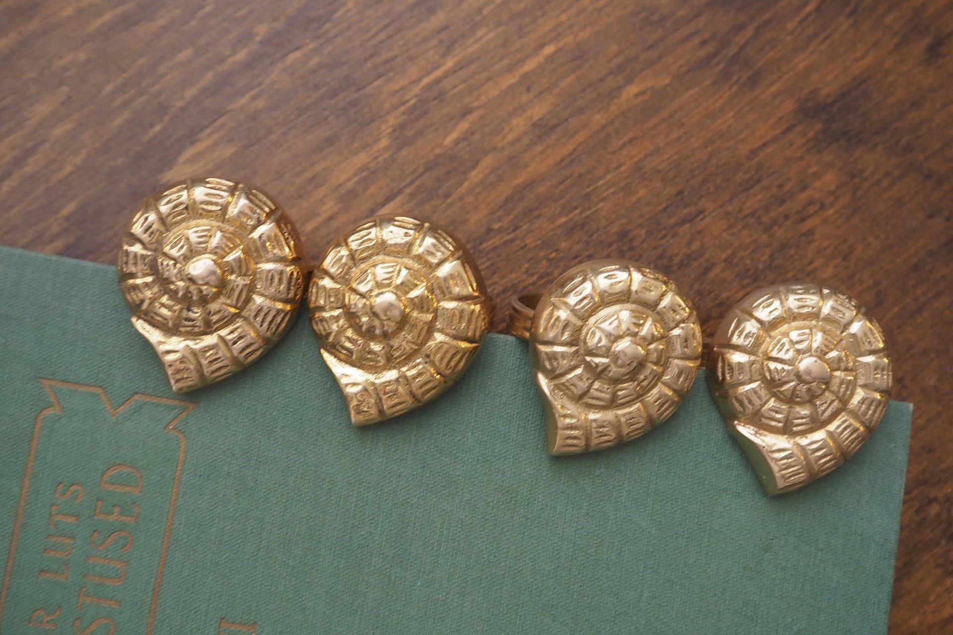 Vintage brass napkin rings | Set of four vintage napkin rings | Vintage seashell napkin rings | Set of four brass napkin rings