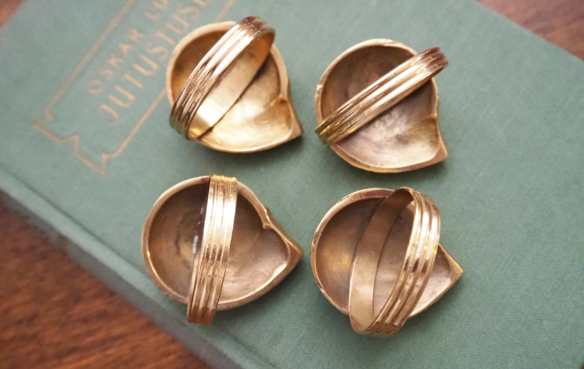 Vintage brass napkin rings | Set of four vintage napkin rings | Vintage seashell napkin rings | Set of four brass napkin rings
