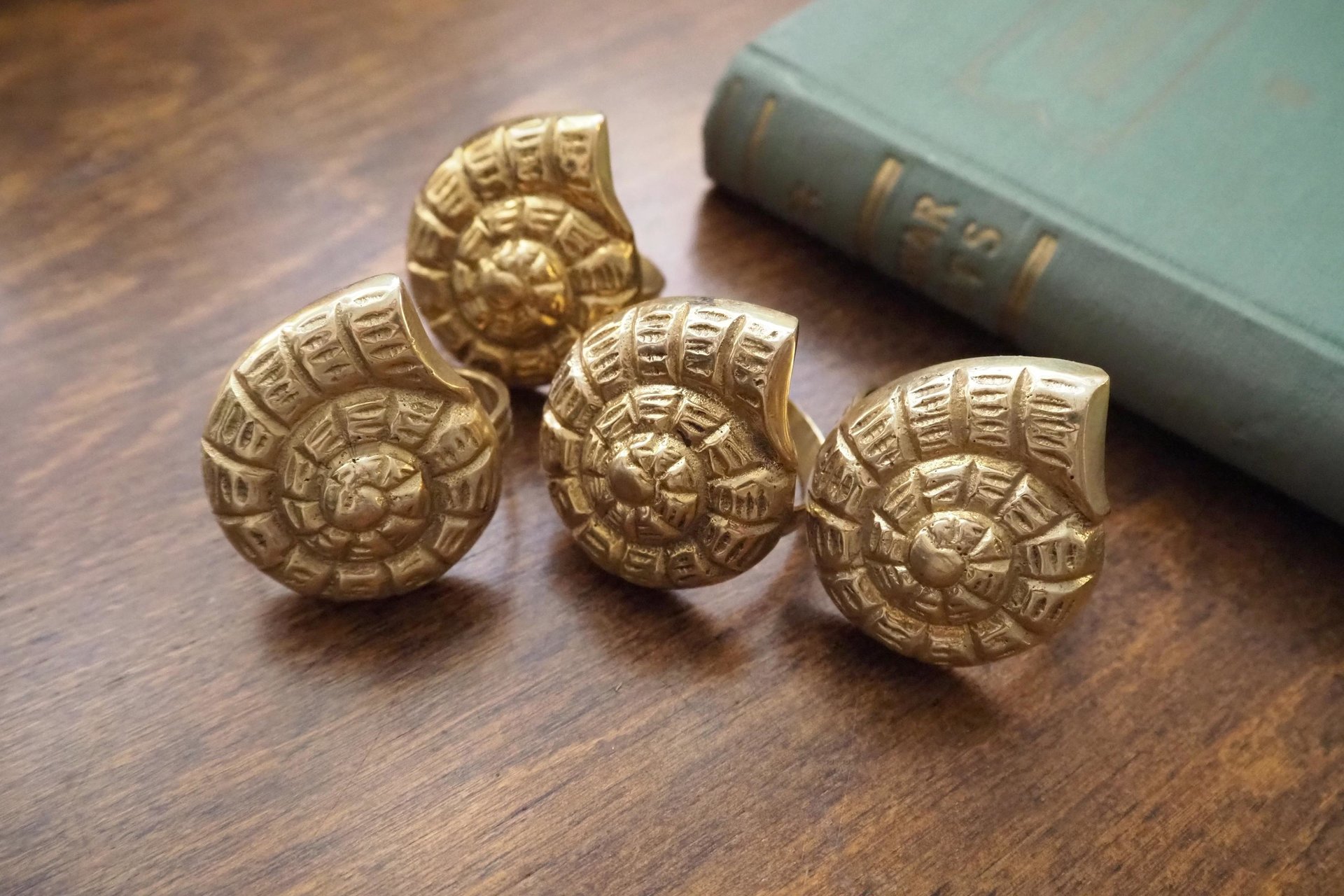 Vintage brass napkin rings | Set of four vintage napkin rings | Vintage seashell napkin rings | Set of four brass napkin rings