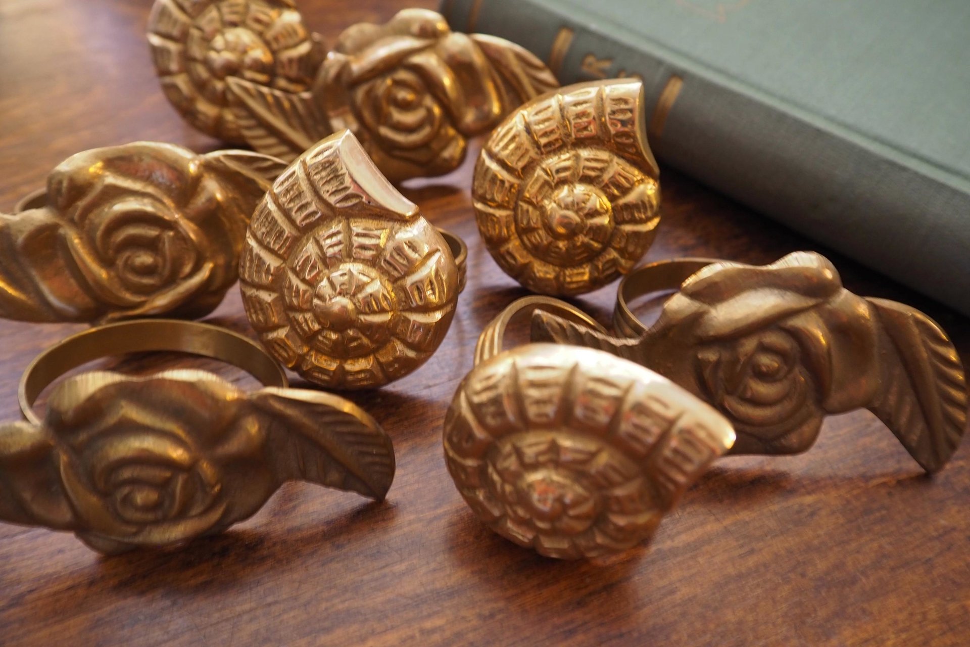 Vintage brass napkin rings | Set of four vintage napkin rings | Vintage seashell napkin rings | Set of four brass napkin rings