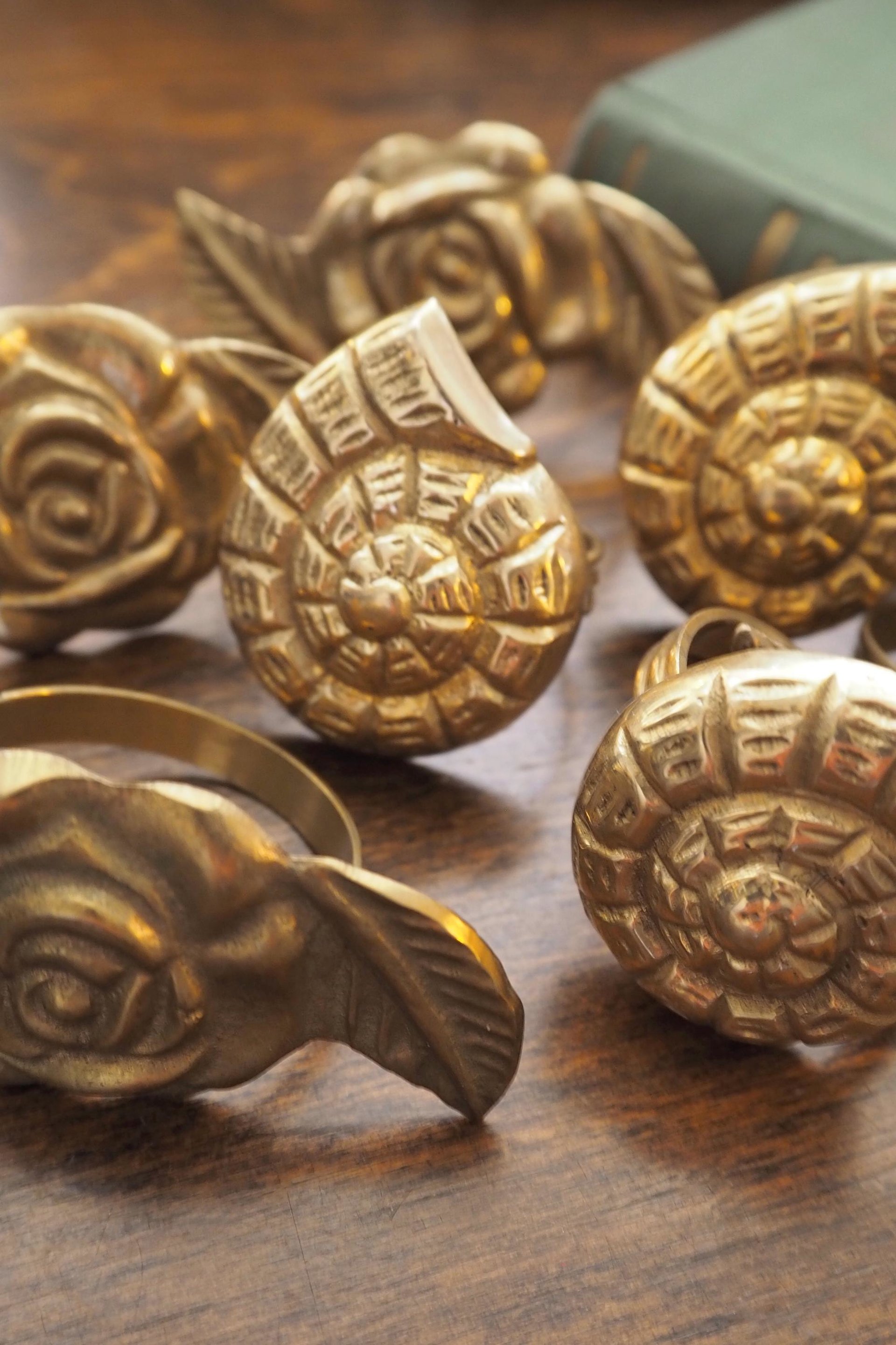 Vintage brass napkin rings | Set of four vintage napkin rings | Vintage seashell napkin rings | Set of four brass napkin rings