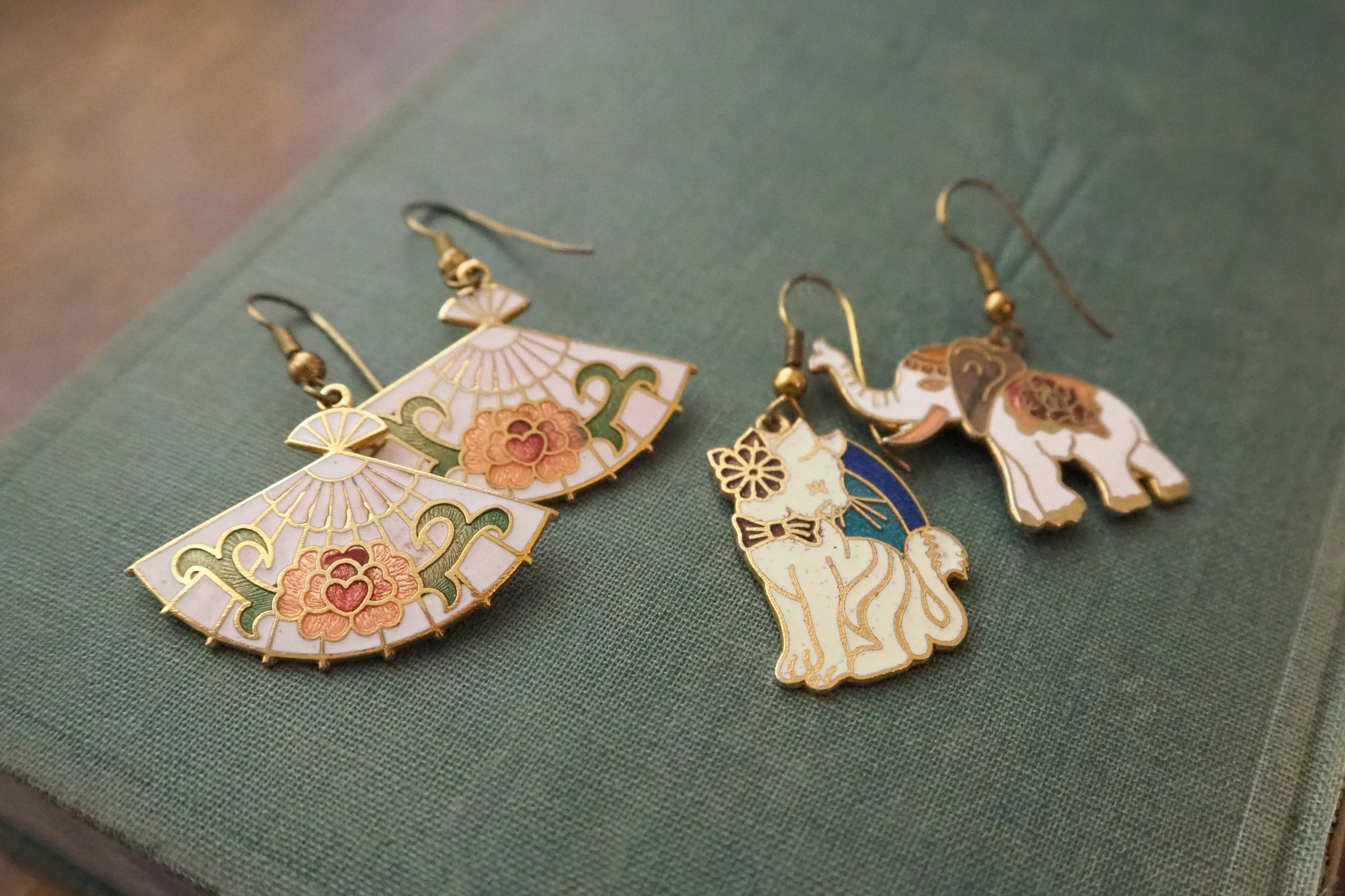 Vintage cloisonné earrings | Vintage dangle earrings | Vintage cloisonné dangle earrings | Mismatched earrings | Enamelled earrings