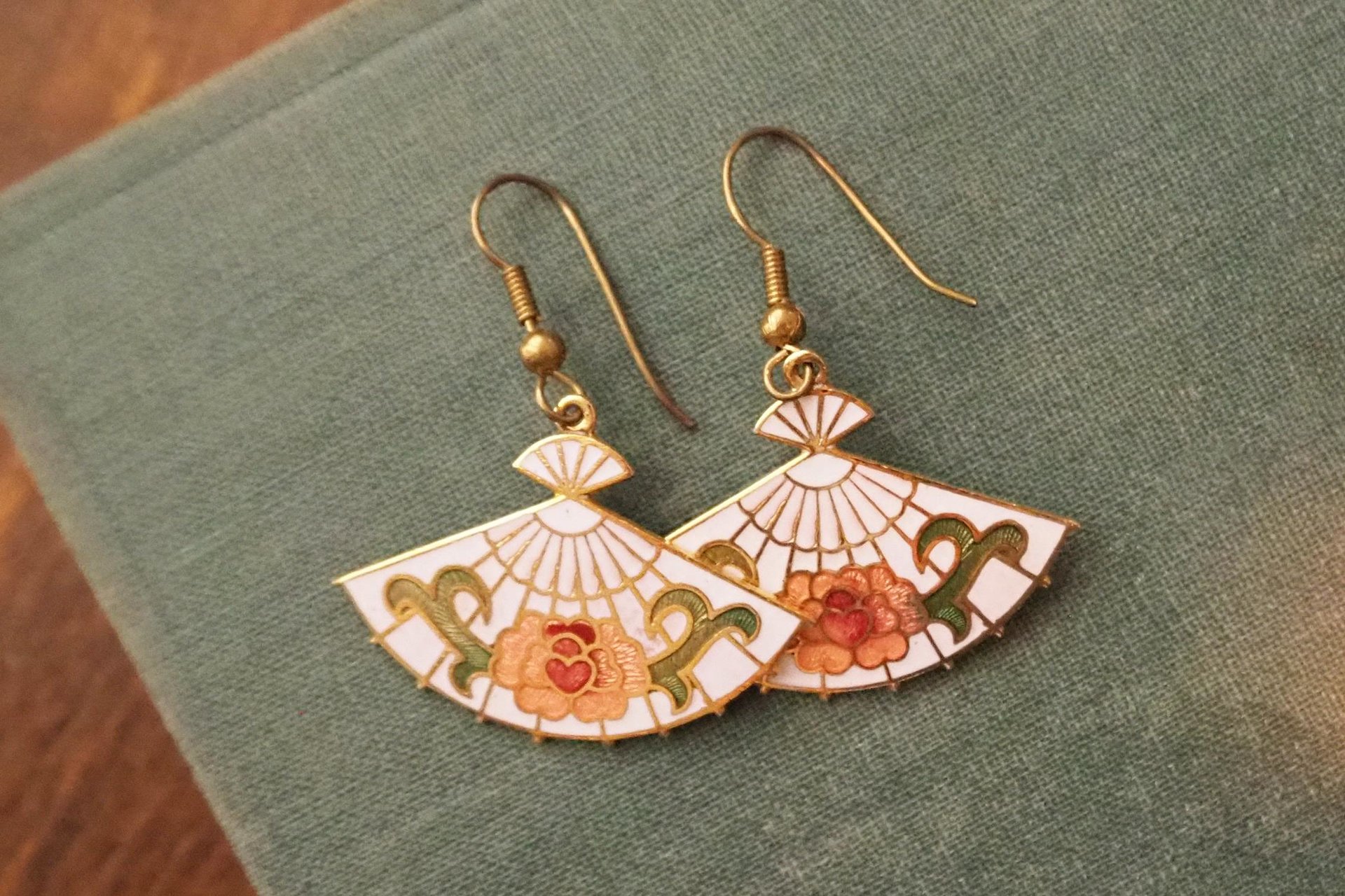 Vintage cloisonné earrings | Vintage dangle earrings | Vintage cloisonné dangle earrings | Mismatched earrings | Enamelled earrings