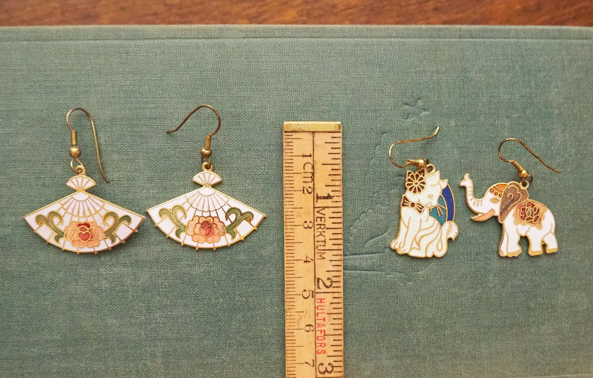 Vintage cloisonné earrings | Vintage dangle earrings | Vintage cloisonné dangle earrings | Mismatched earrings | Enamelled earrings