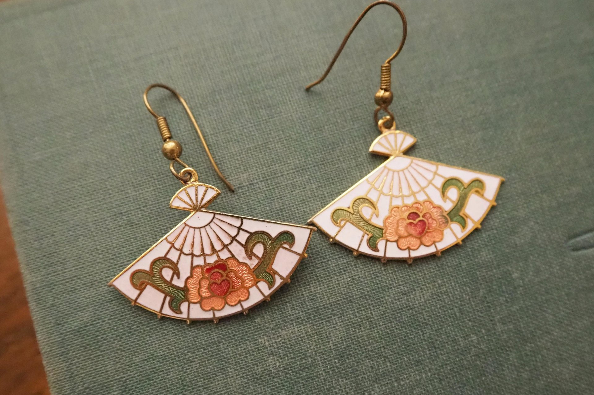Vintage cloisonné earrings | Vintage dangle earrings | Vintage cloisonné dangle earrings | Mismatched earrings | Enamelled earrings