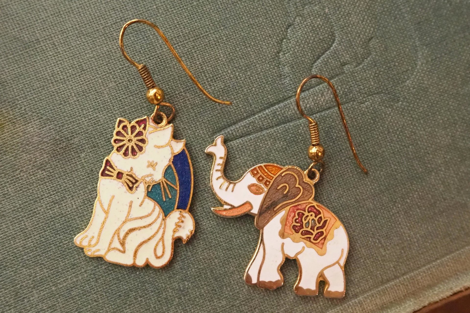 Vintage cloisonné earrings | Vintage dangle earrings | Vintage cloisonné dangle earrings | Mismatched earrings | Enamelled earrings