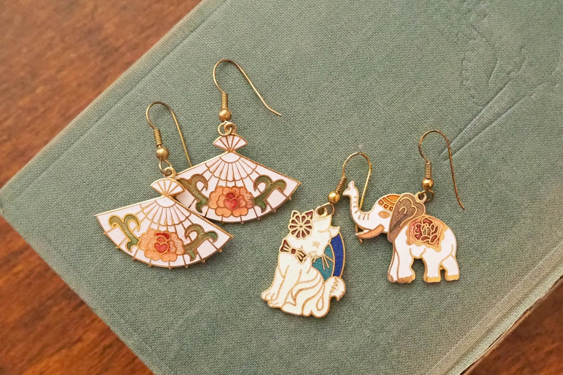 Vintage cloisonné earrings | Vintage dangle earrings | Vintage cloisonné dangle earrings | Mismatched earrings | Enamelled earrings