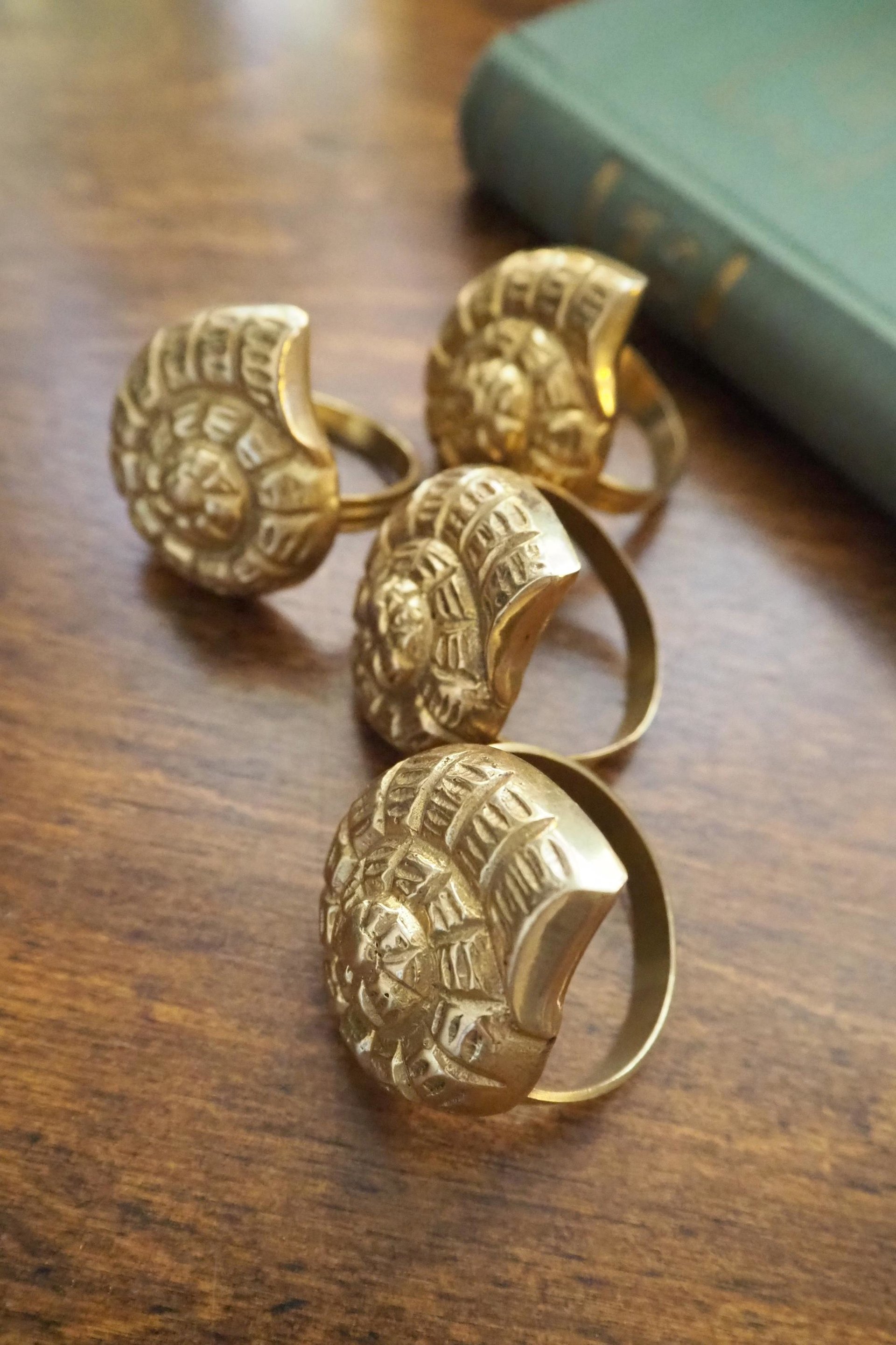 Vintage brass napkin rings | Set of four vintage napkin rings | Vintage seashell napkin rings | Set of four brass napkin rings