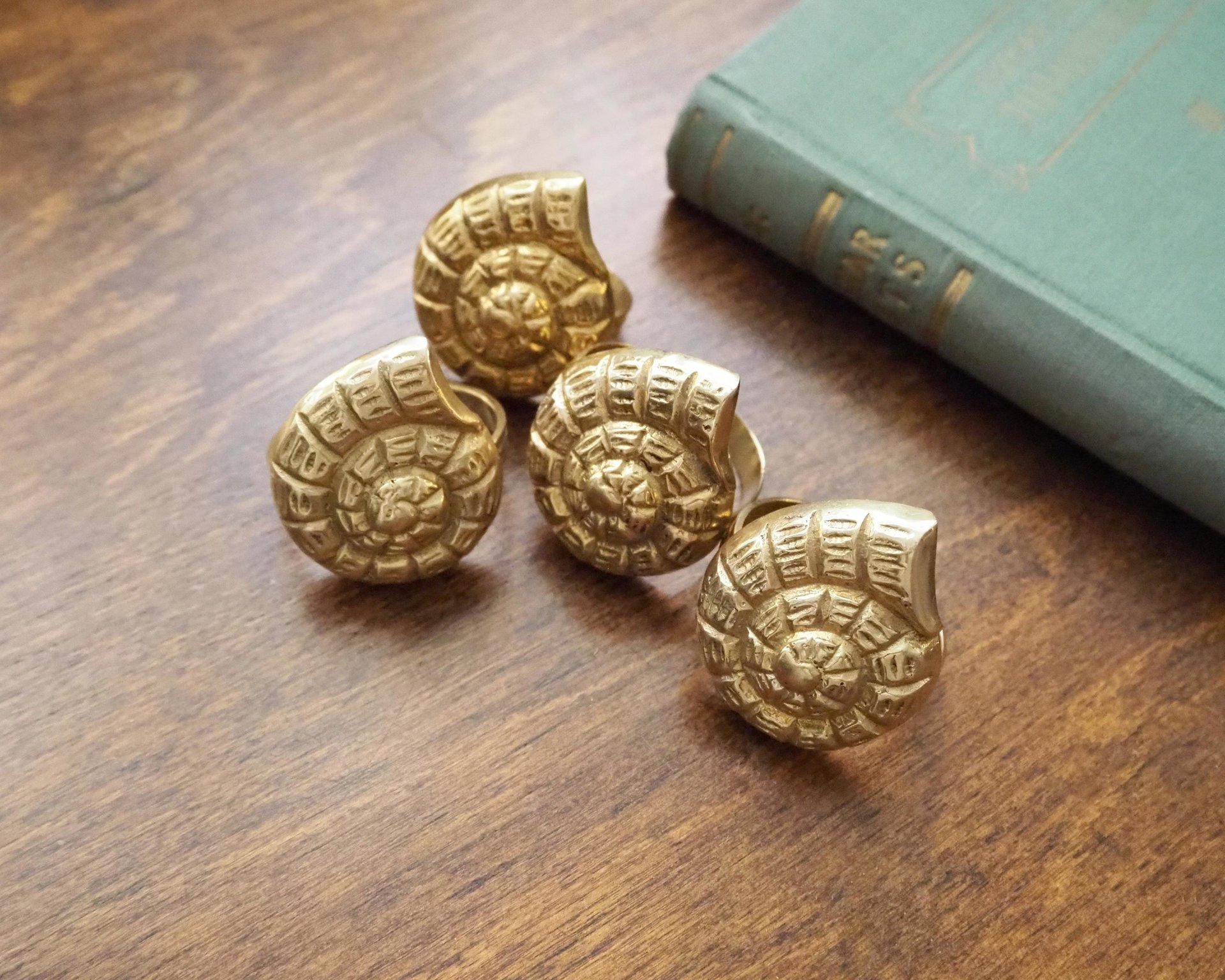 Vintage brass napkin rings | Set of four vintage napkin rings | Vintage seashell napkin rings | Set of four brass napkin rings