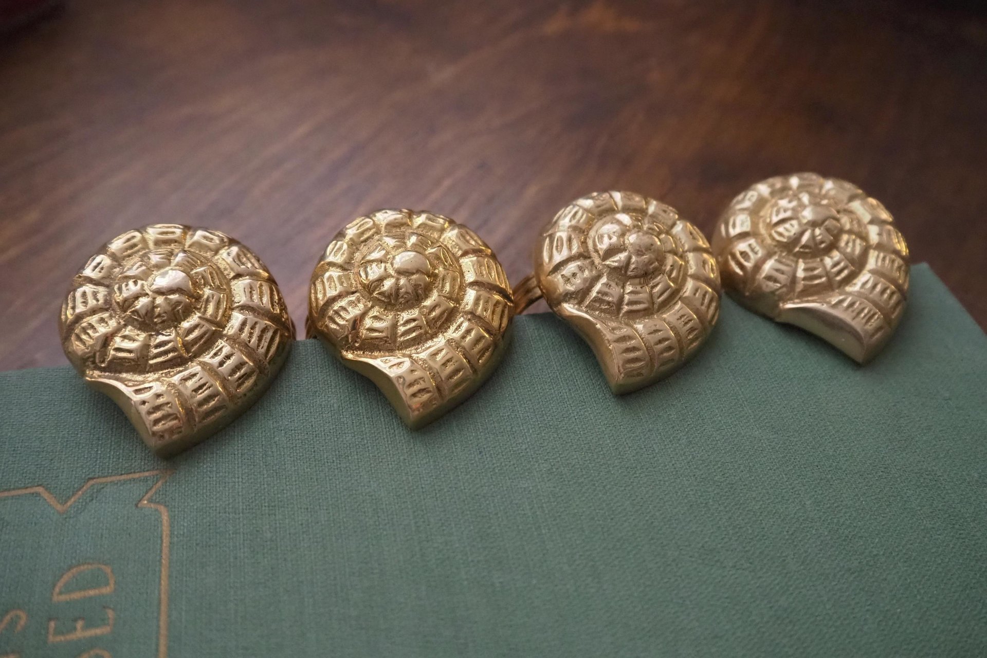 Vintage brass napkin rings | Set of four vintage napkin rings | Vintage seashell napkin rings | Set of four brass napkin rings