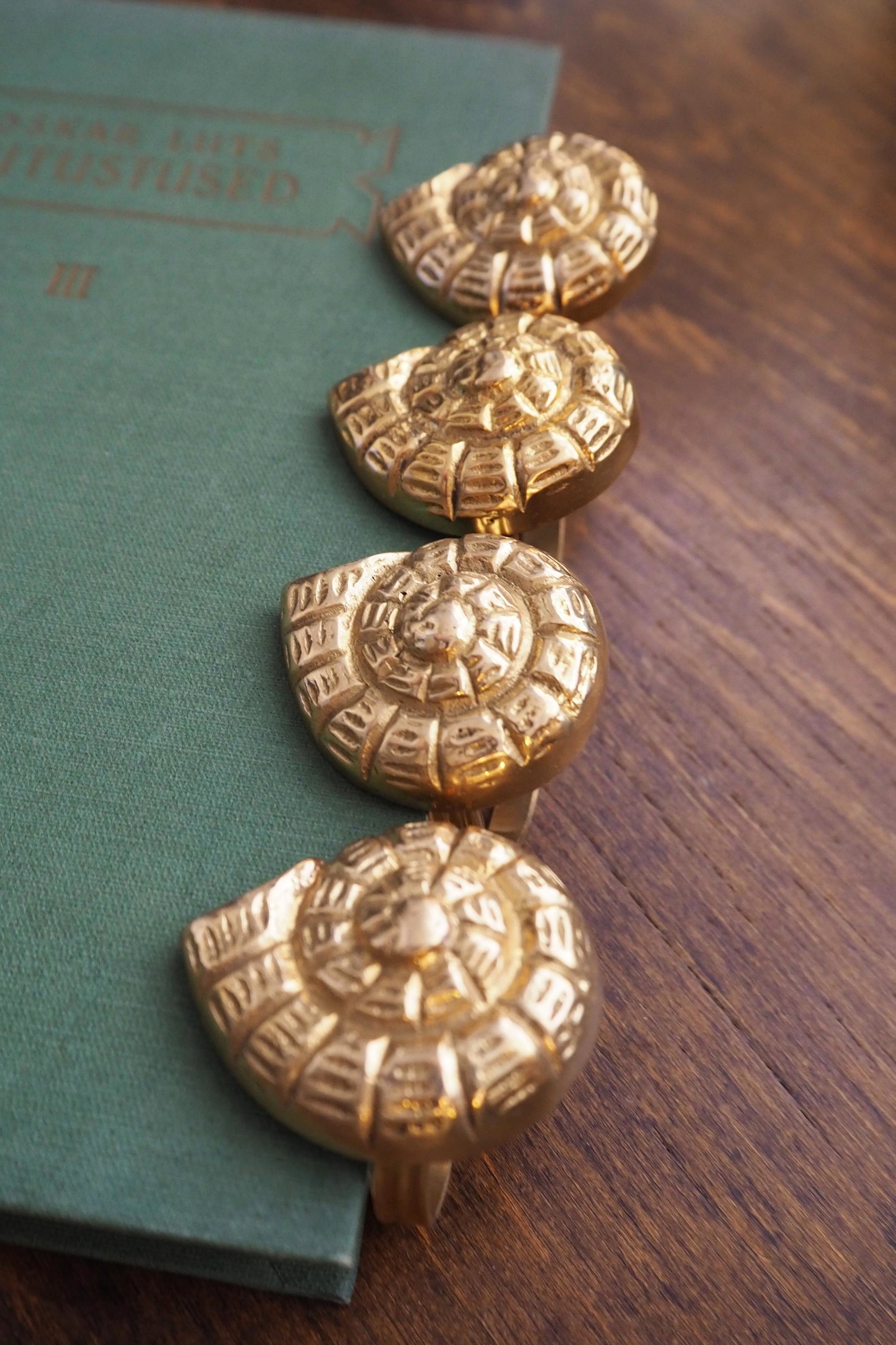 Vintage brass napkin rings | Set of four vintage napkin rings | Vintage seashell napkin rings | Set of four brass napkin rings