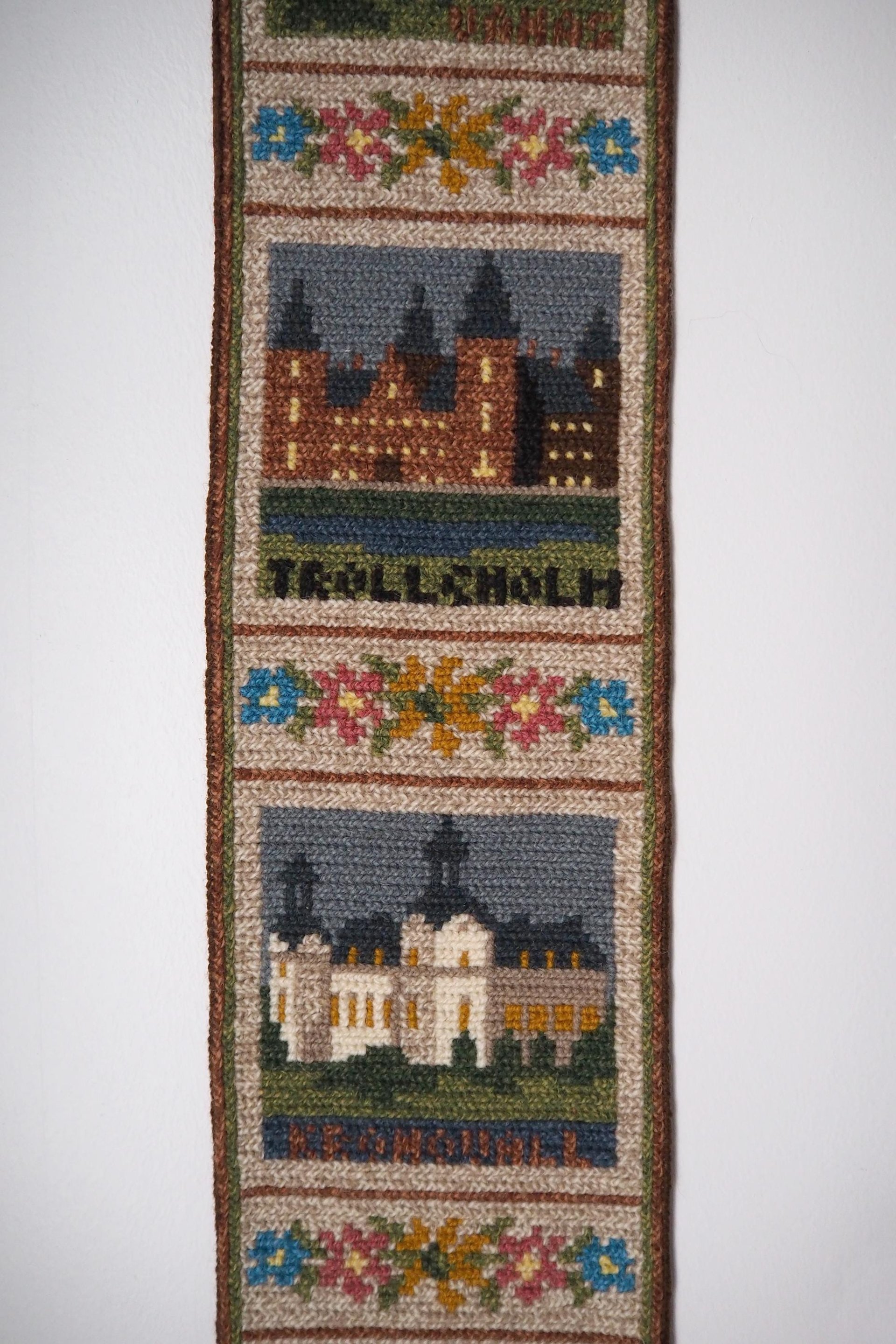 Vintage wall hanging | Scandinavian wall hanging | Traditional wall tapestry | Church wall hanging | Swedish tapestry | Skånska slott