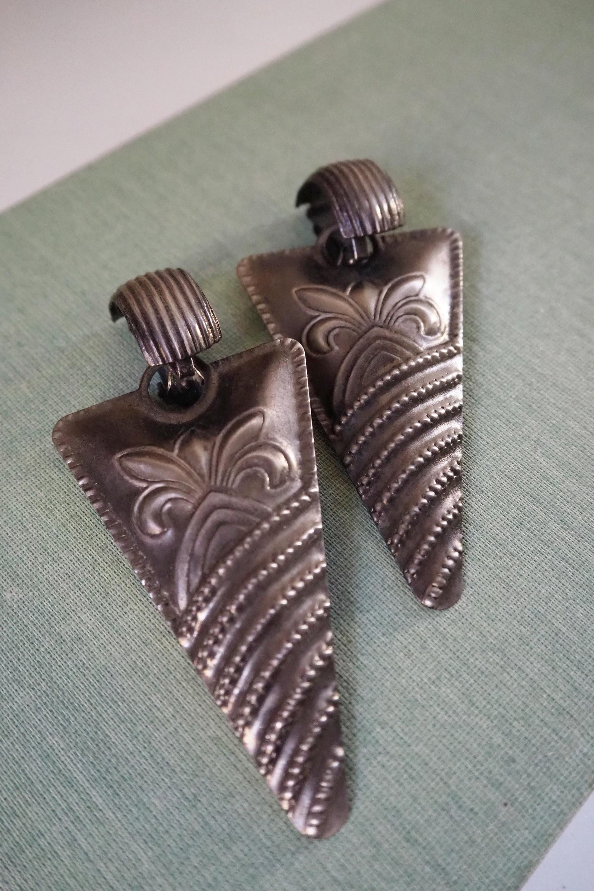 Vintage clip-on earrings | Silver tone clip-on earrings | Vintage silver tone earrings | Large clip-on earrings | Chunky earrings