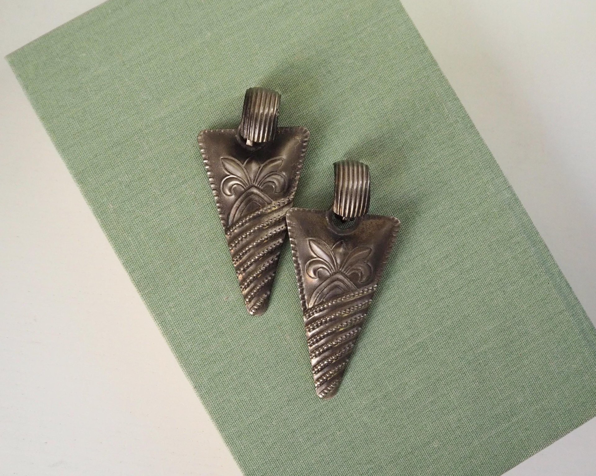 Vintage clip-on earrings | Silver tone clip-on earrings | Vintage silver tone earrings | Large clip-on earrings | Chunky earrings