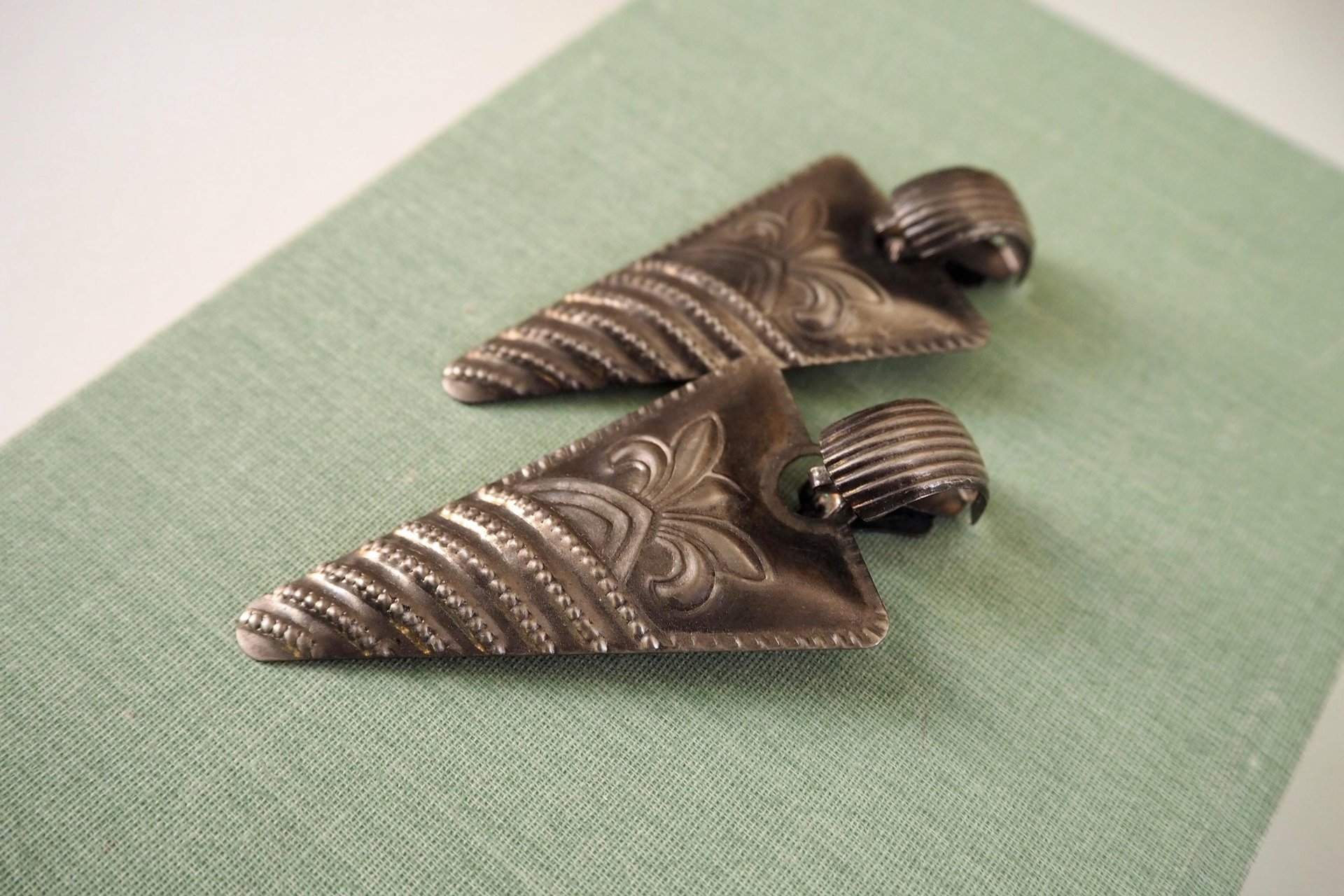 Vintage clip-on earrings | Silver tone clip-on earrings | Vintage silver tone earrings | Large clip-on earrings | Chunky earrings